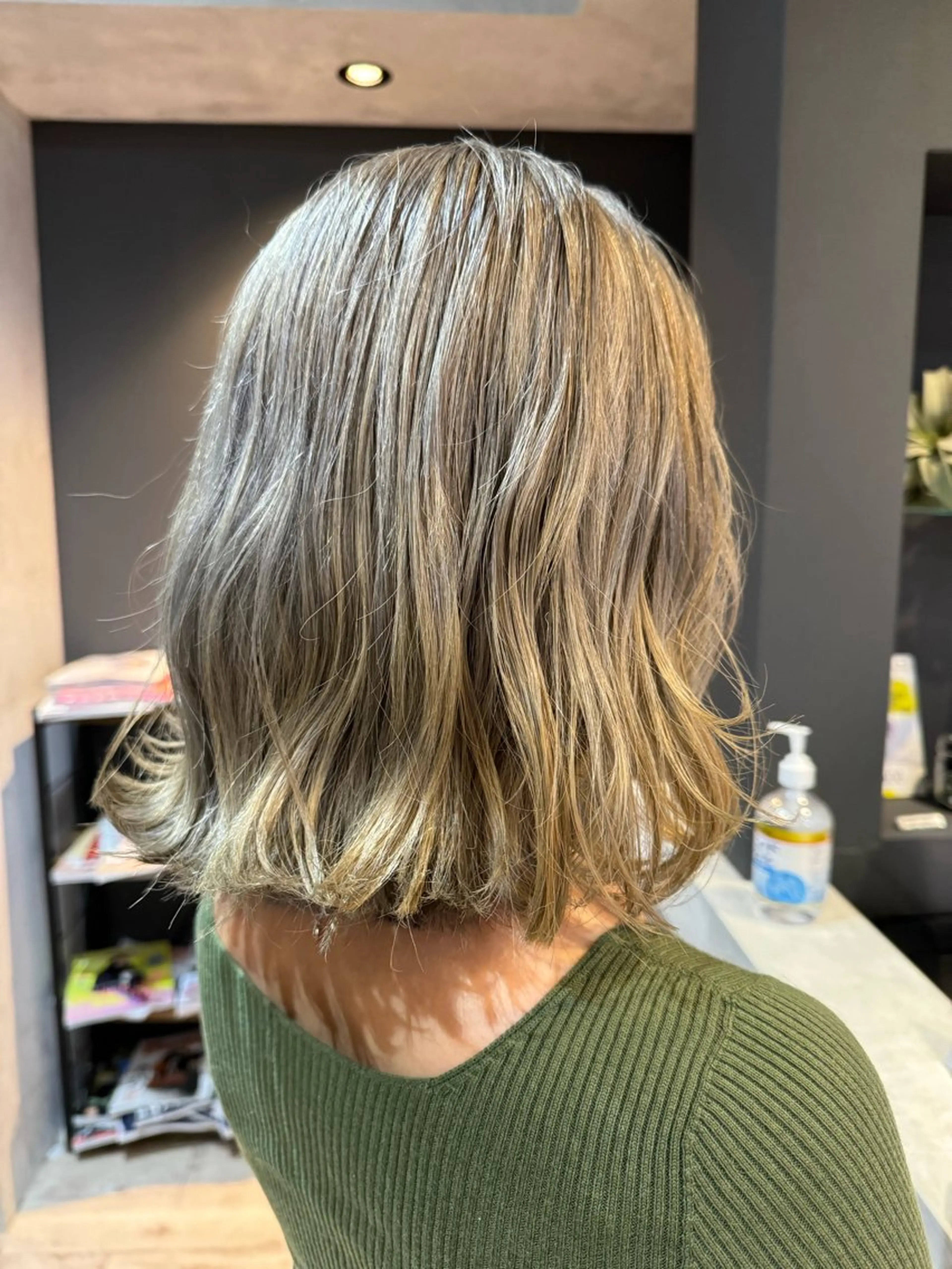 ミディアム カラー アッシュ ブリーチ デザインカラー グラデーションカラー ハイトーンカラー ワタナベ テルマサのヘアスタイル