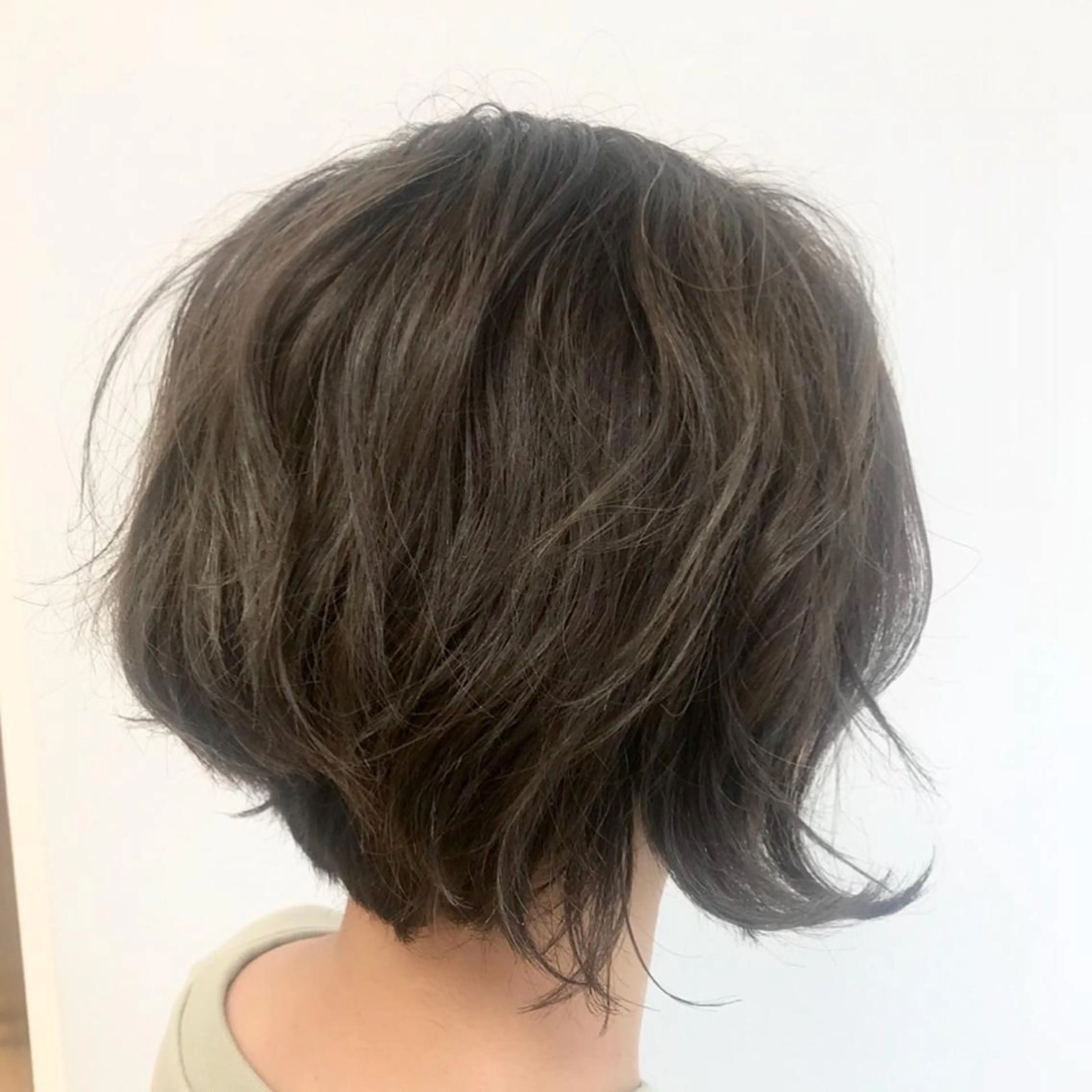 ショート カラー スズキ シオリのヘアスタイル