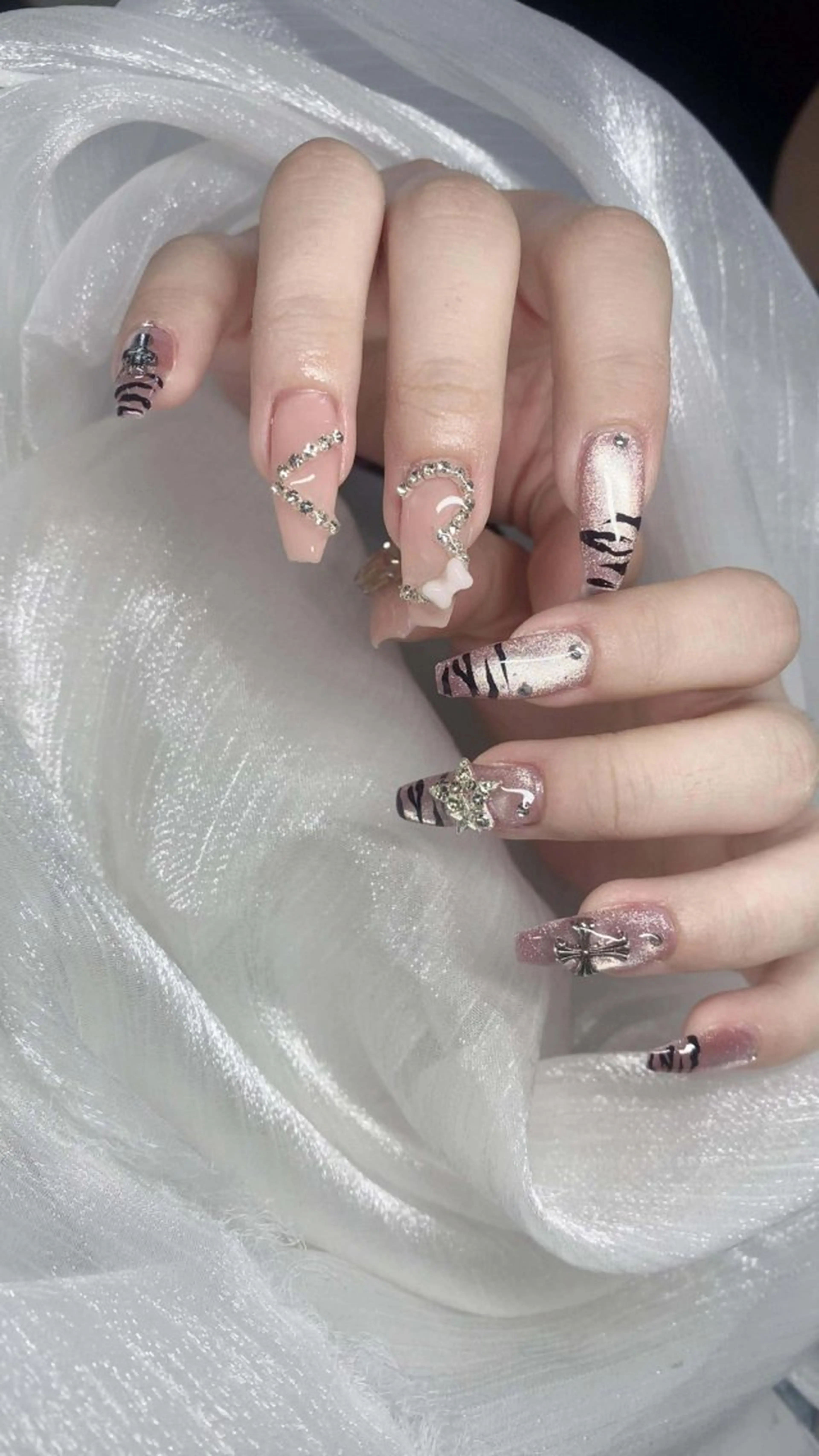 ネイル フレンチネイル グラデーション 韓国ネイル マグネットネイル ニュアンスネイル ハンドネイル Squeen Nailのネイルデザイン