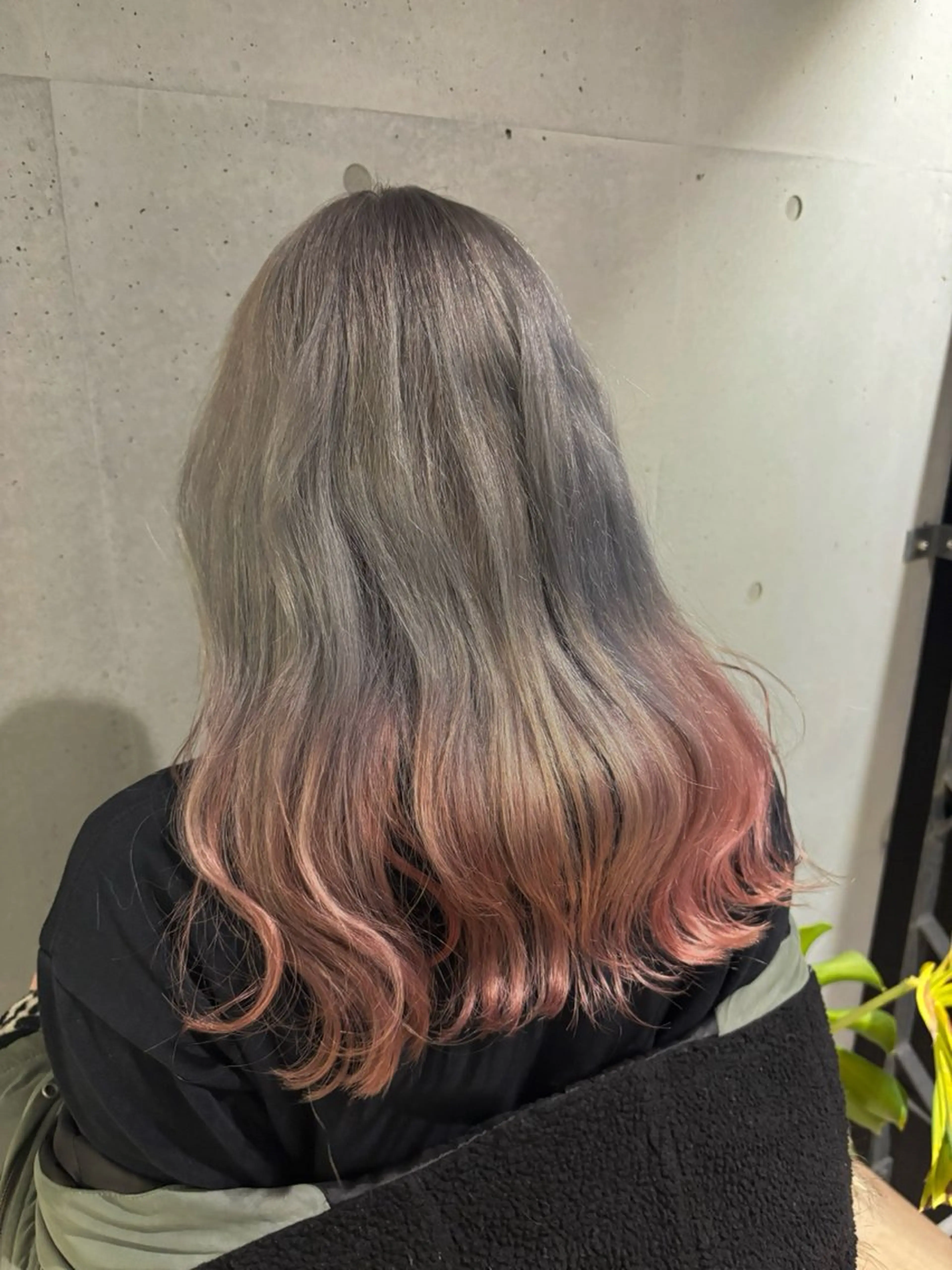 ミディアム カラー 🩶ハイトーン /レイヤーはちすのヘアスタイル