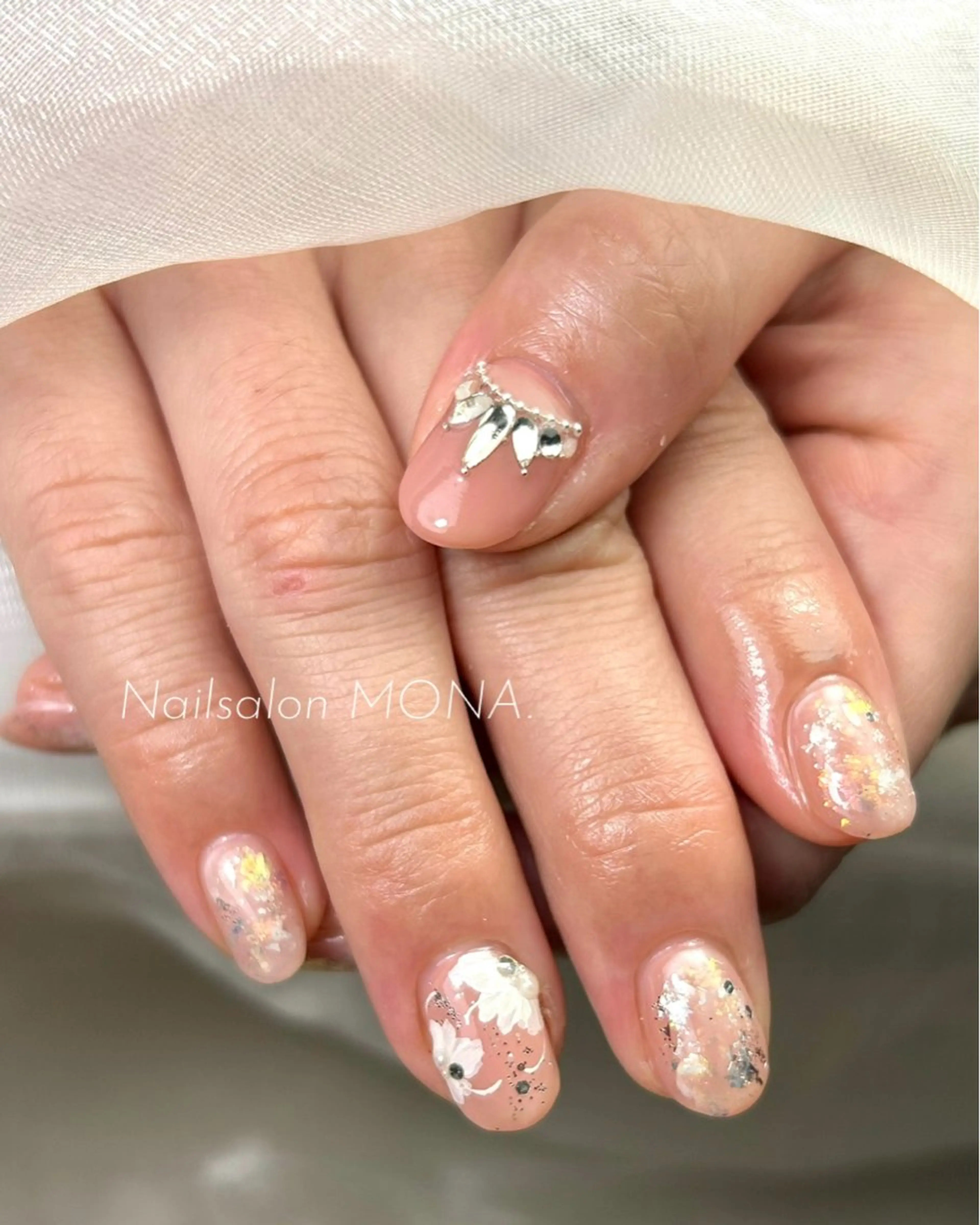ネイル キラキラネイル ブライダルネイル ハンドネイル Nailsalon MONA.のネイルデザイン