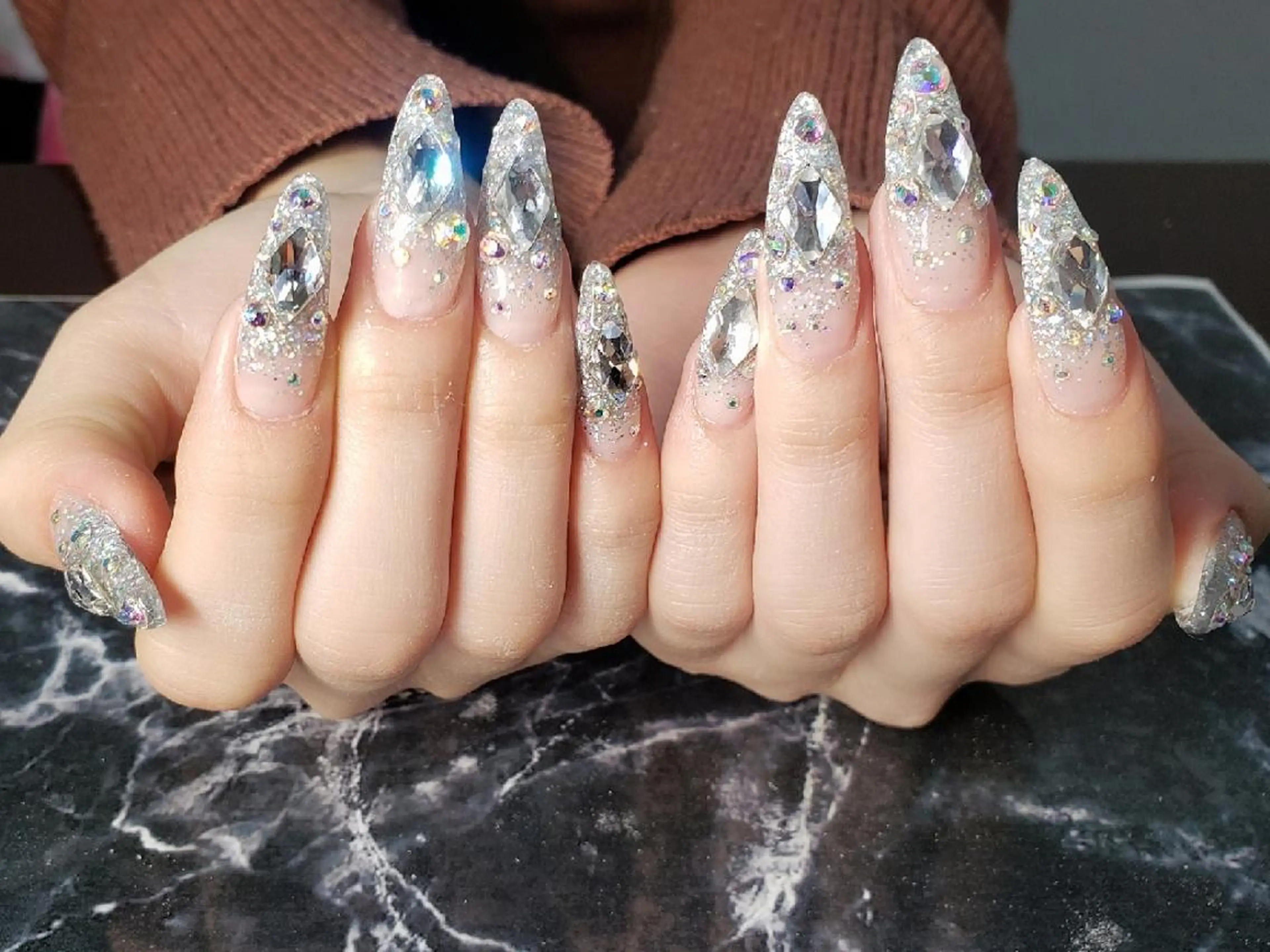 ミディアム ハンドネイル クロキ 。のネイルデザイン