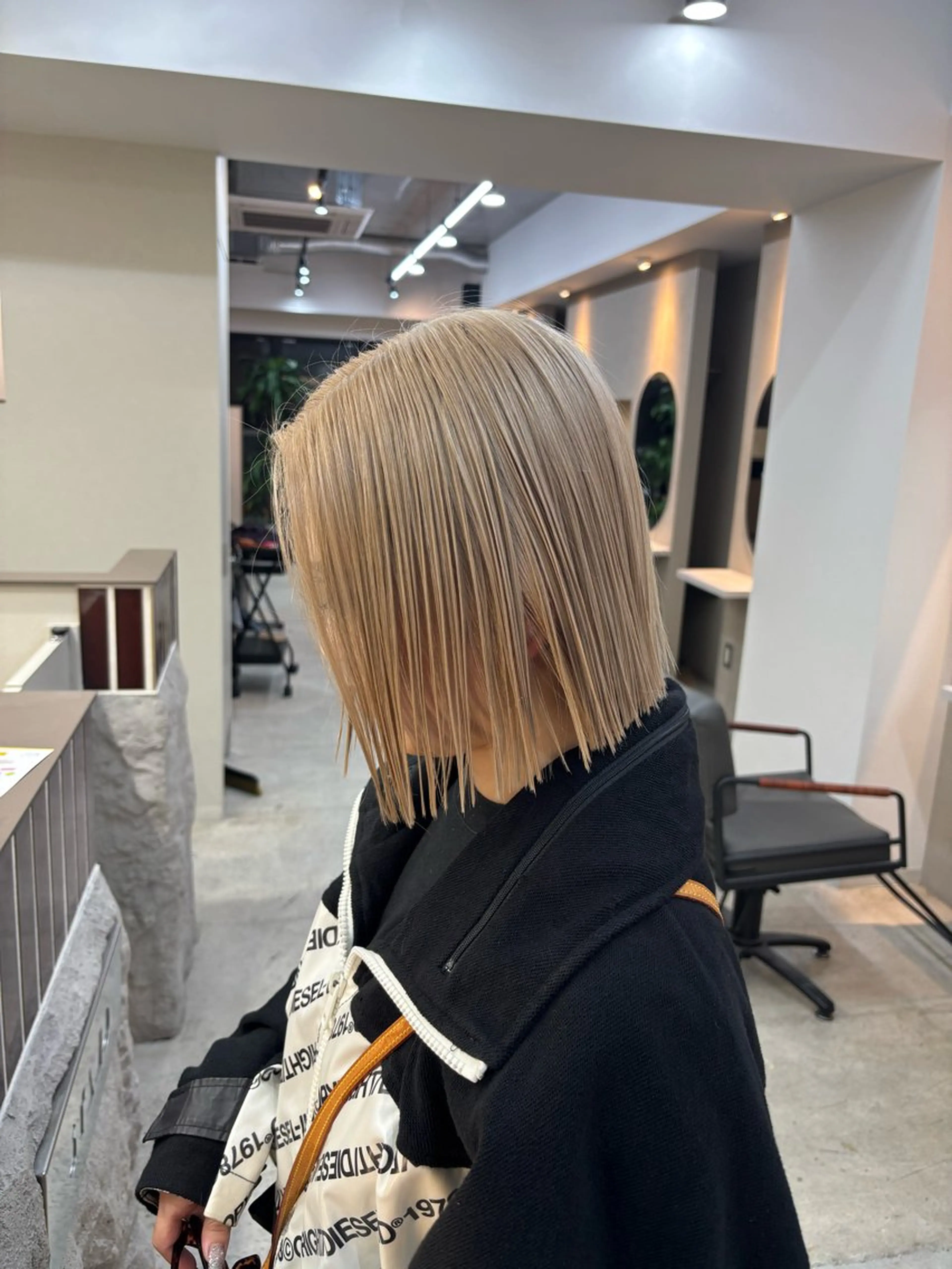 ショート カラー 渡 汐音のヘアスタイル