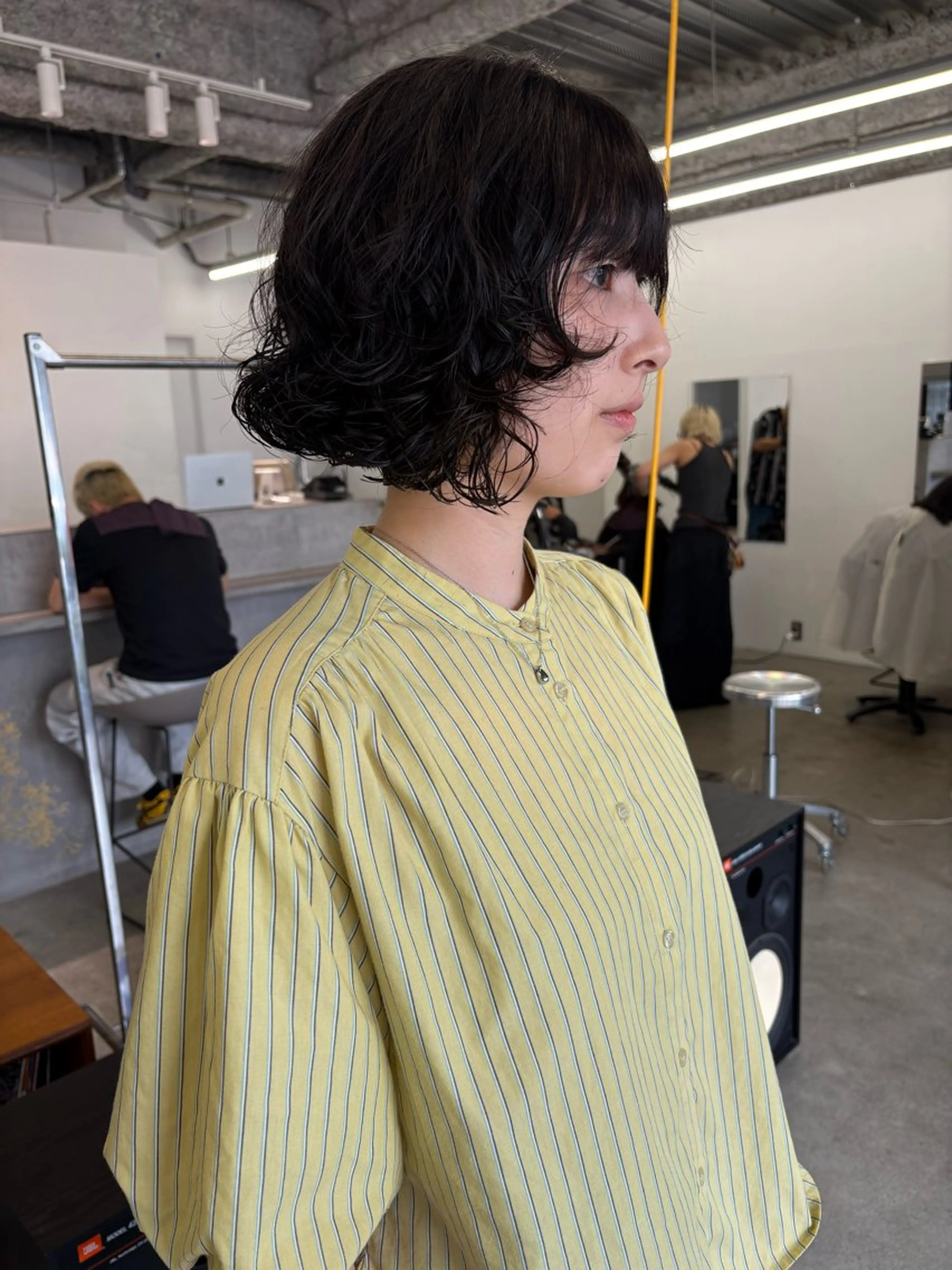 ショート パーマ レイヤーカット カット パーマ パーマ、ボブ、透明感 カラー、小須田ゆあのヘアスタイル