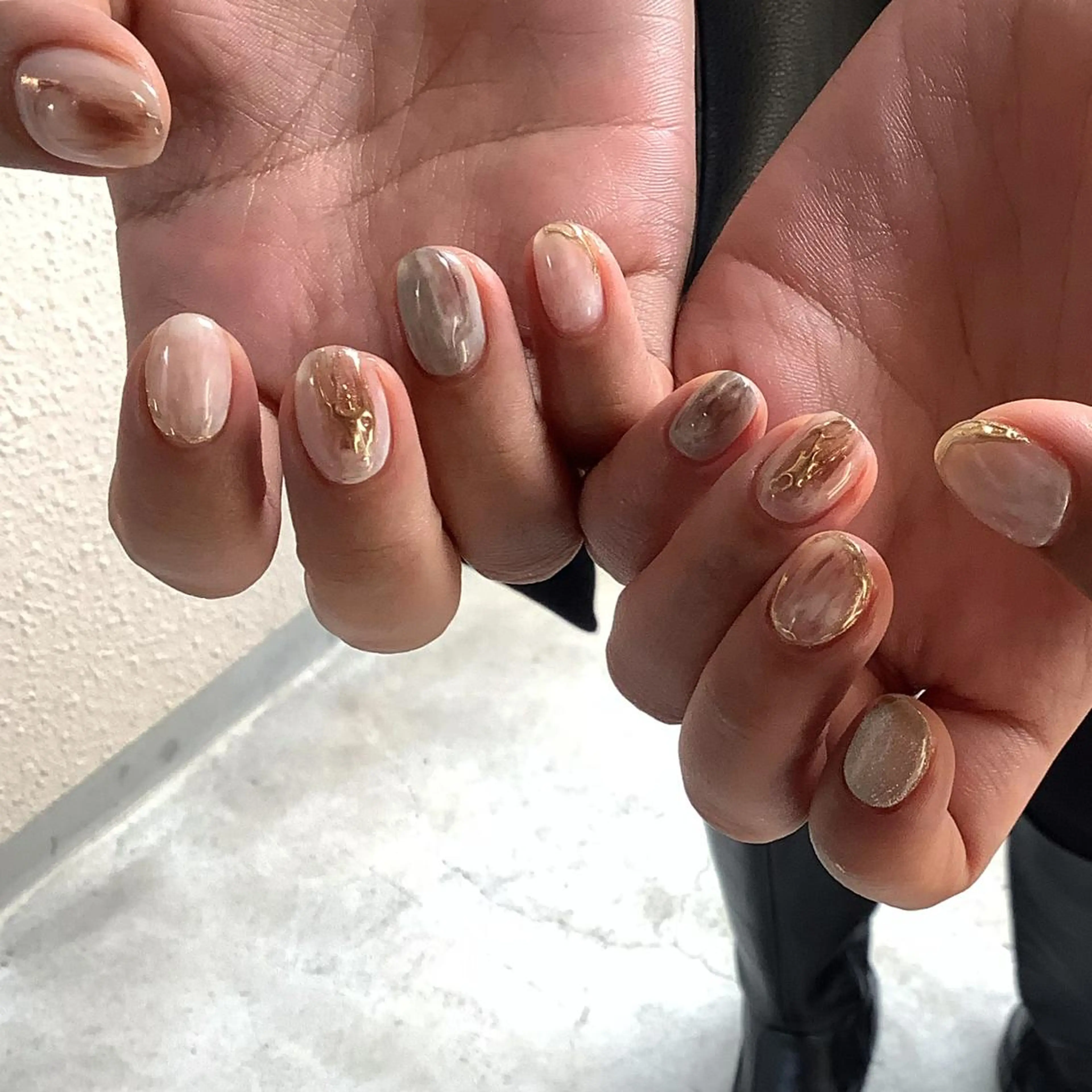 ネイル ブラウン カジュアル ゴールド ニュアンスネイル ぷっくりネイル ハンドネイル ハンドケア lyly.nail所属・lylynail YUUKAのネイルデザイン