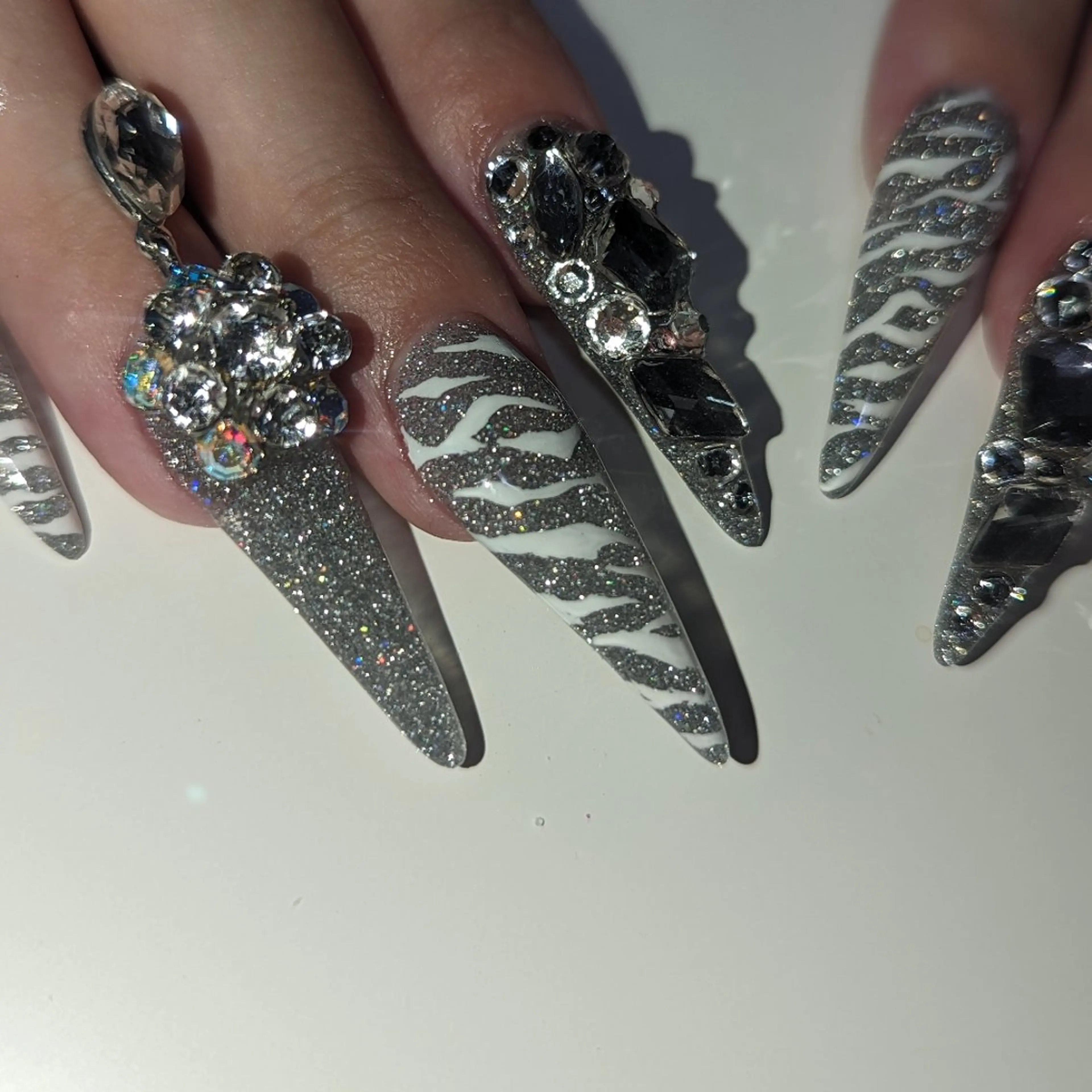 ロング ハンドネイル クロキ 。のネイルデザイン