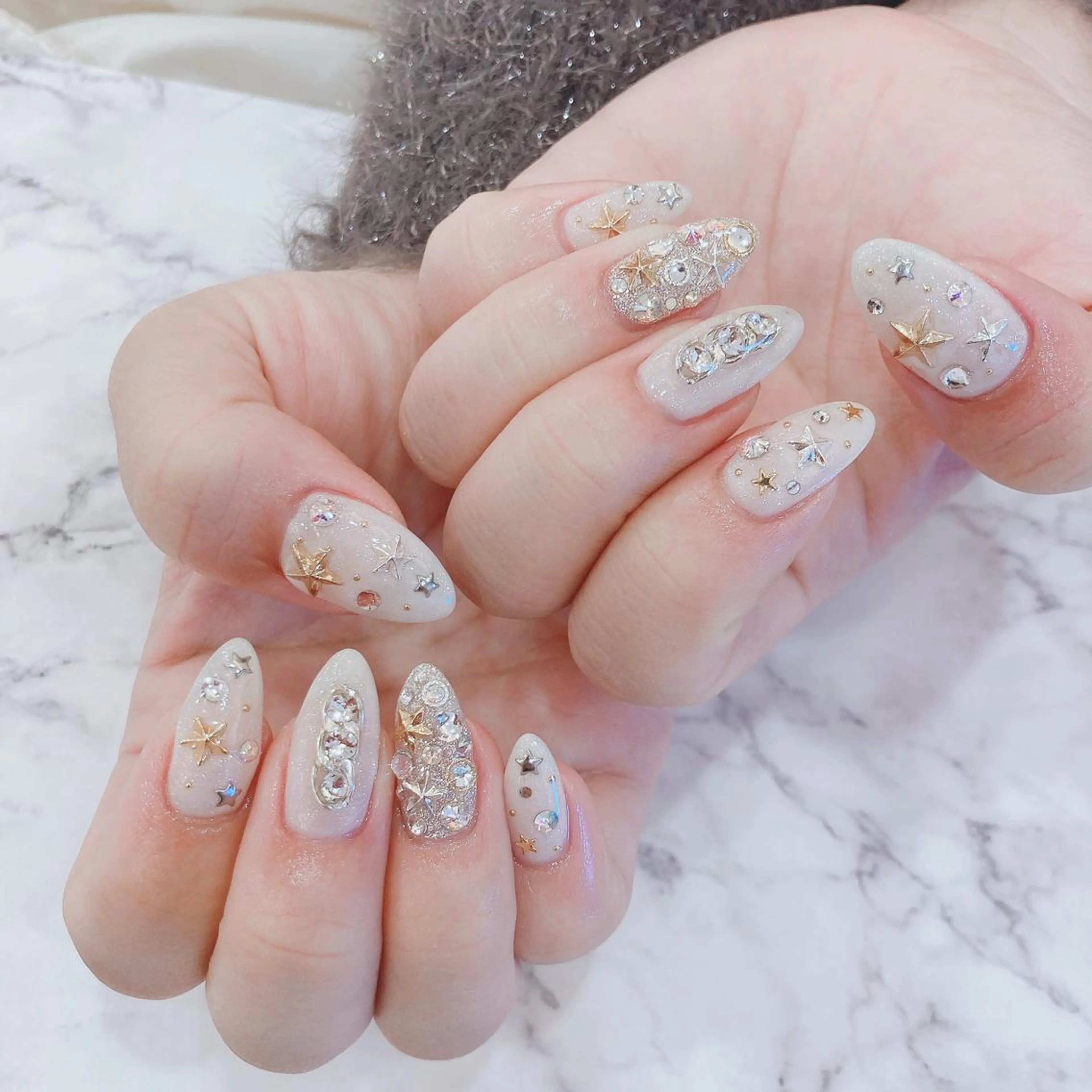 ネイル キラキラネイル ストーンネイル 冬ネイル クリスマス Nail salon  Stella所属・Nail salon Stellaのネイルデザイン