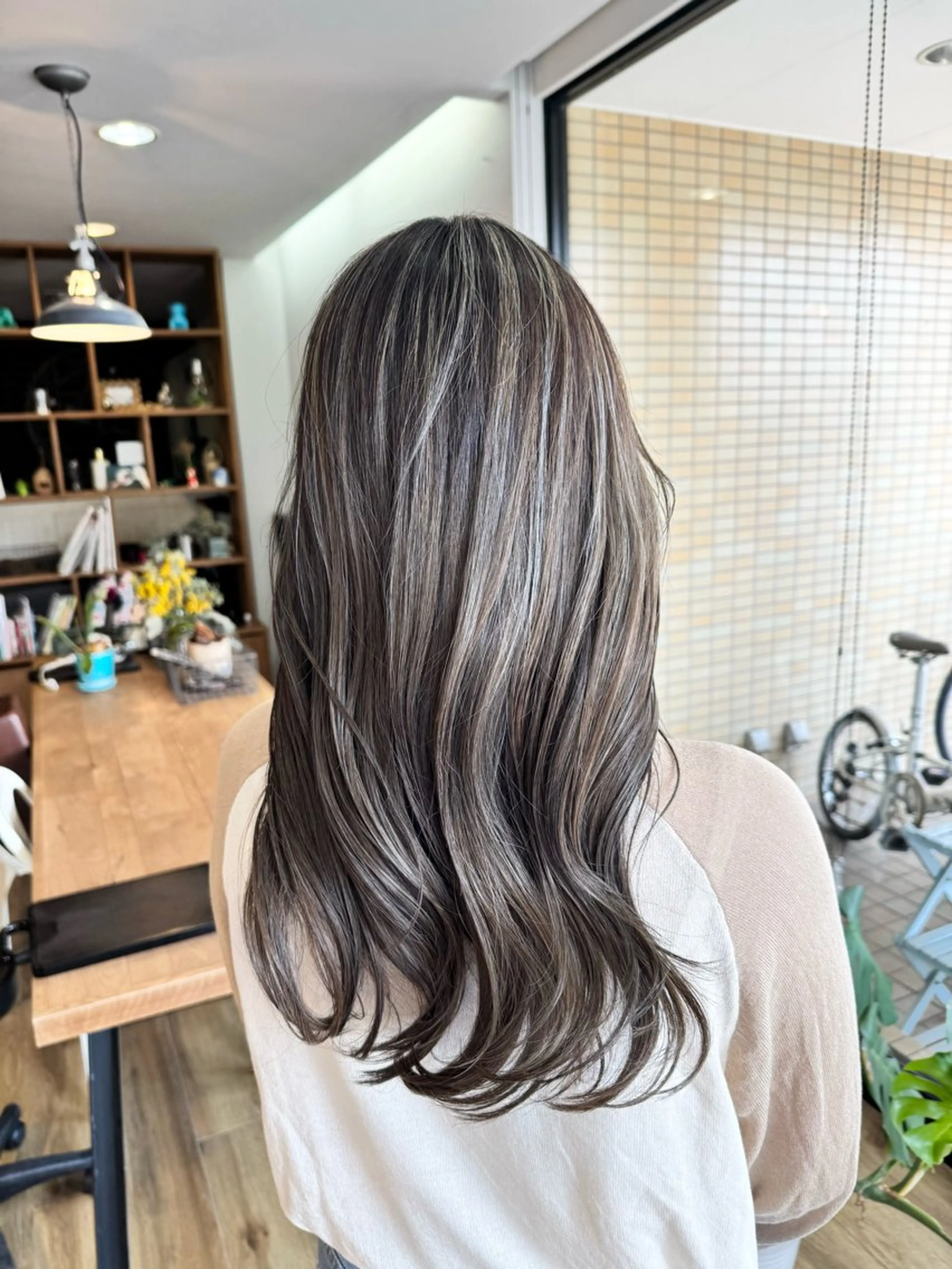 ロング カラー グレージュ ハイライトカラー ハイライト ヘアカラー トリートメント ツキダテ ユイのヘアスタイル