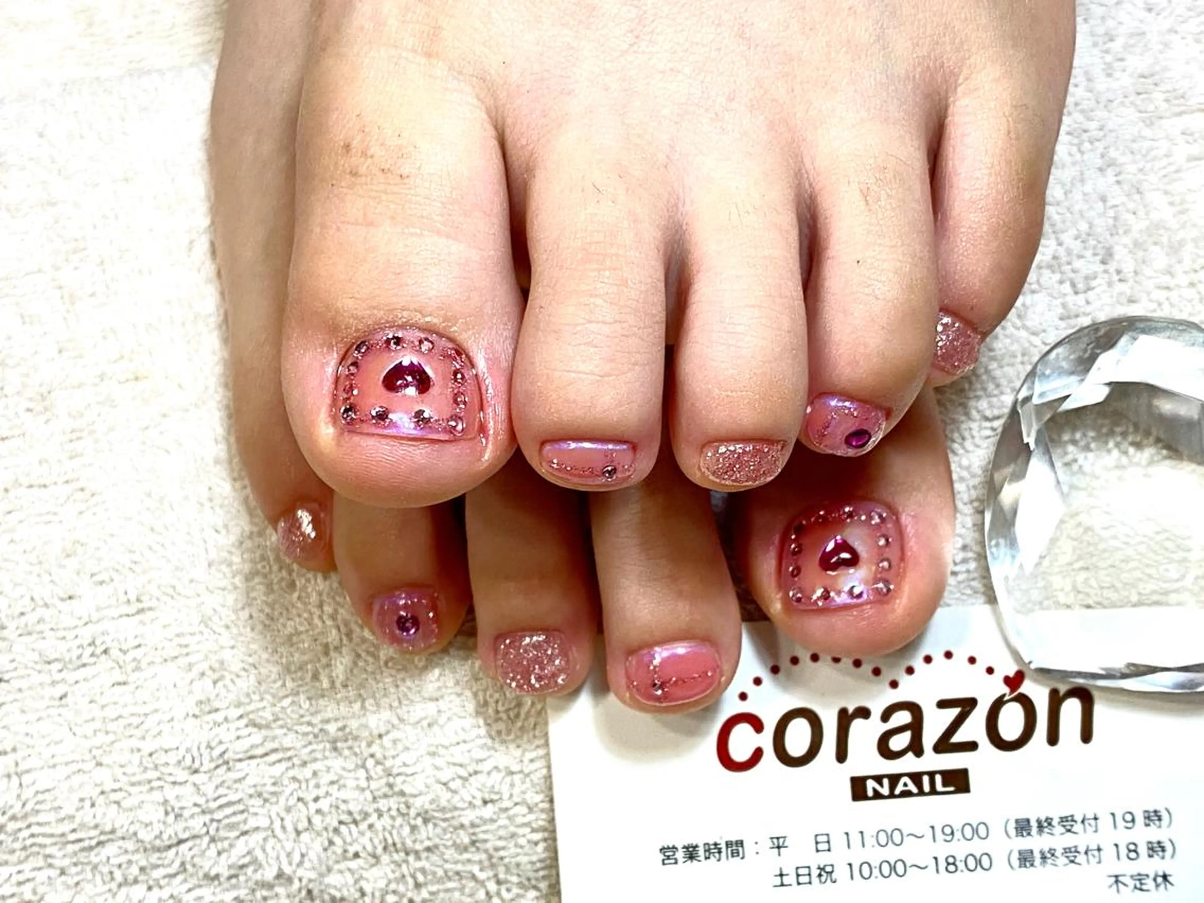 ネイル アートネイル フットネイル 氷ネイル・うるうるネイル ラメ(グリッター) ピンク フットネイル corazon所属・ネイリスト aicoのネイルデザイン