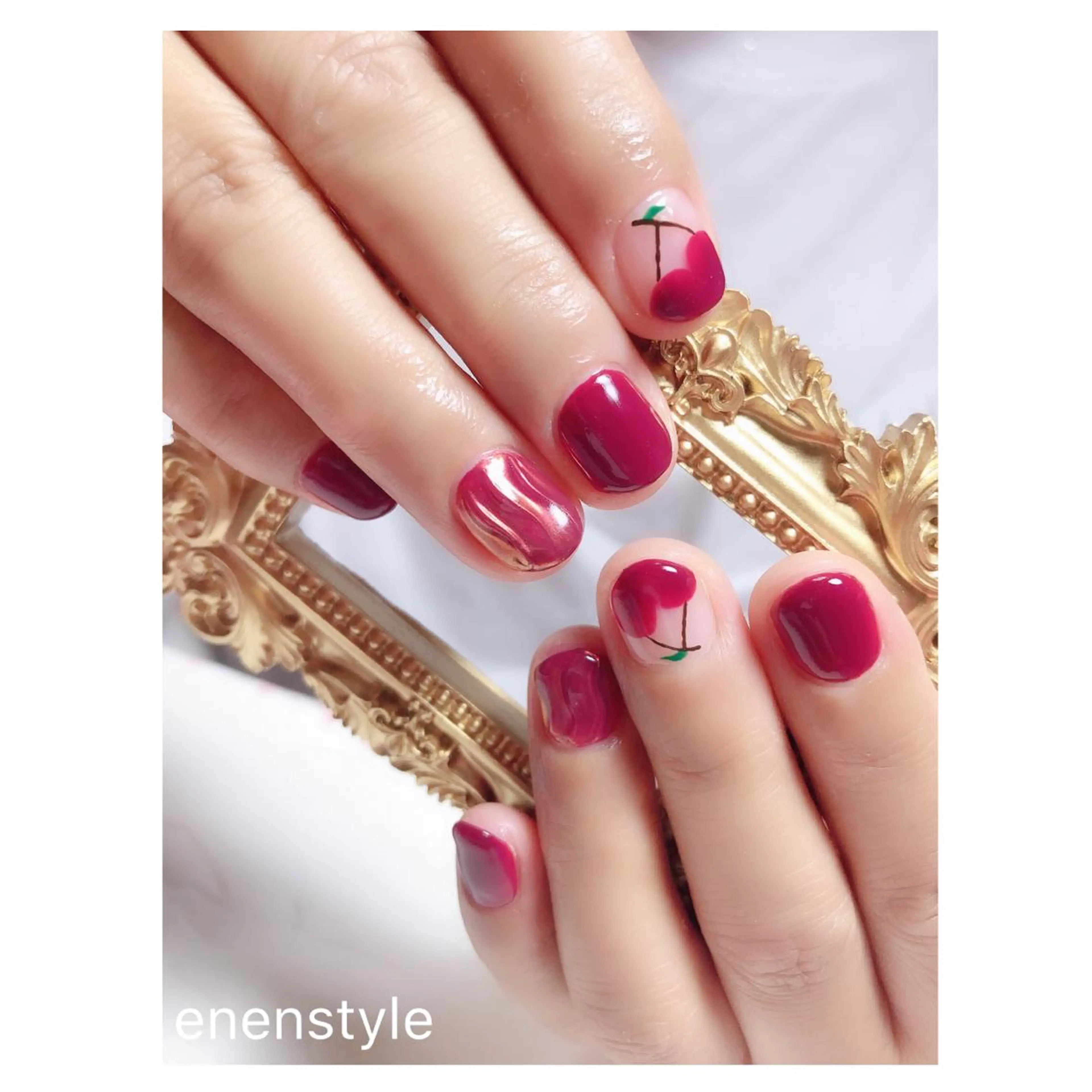 ショート ネイル ジェルネイル ミラーネイル ニュアンスネイル オフィスネイル 赤色 ハンドネイル 👑enen style👑のネイルデザイン