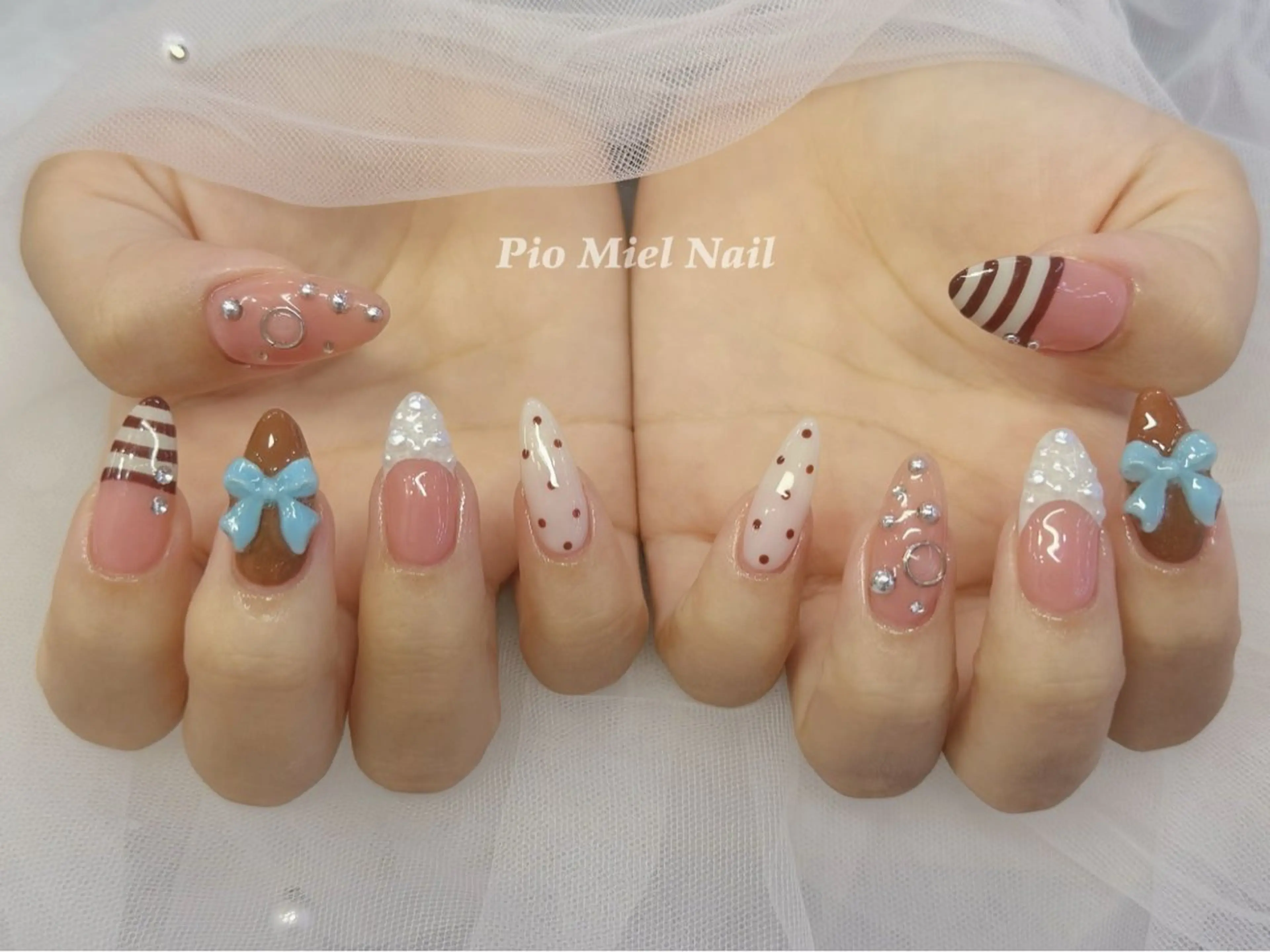 ネイル ブルー ブラウン ドット ガーリー ピンク ハンドネイル momo 長さだしのネイルデザイン