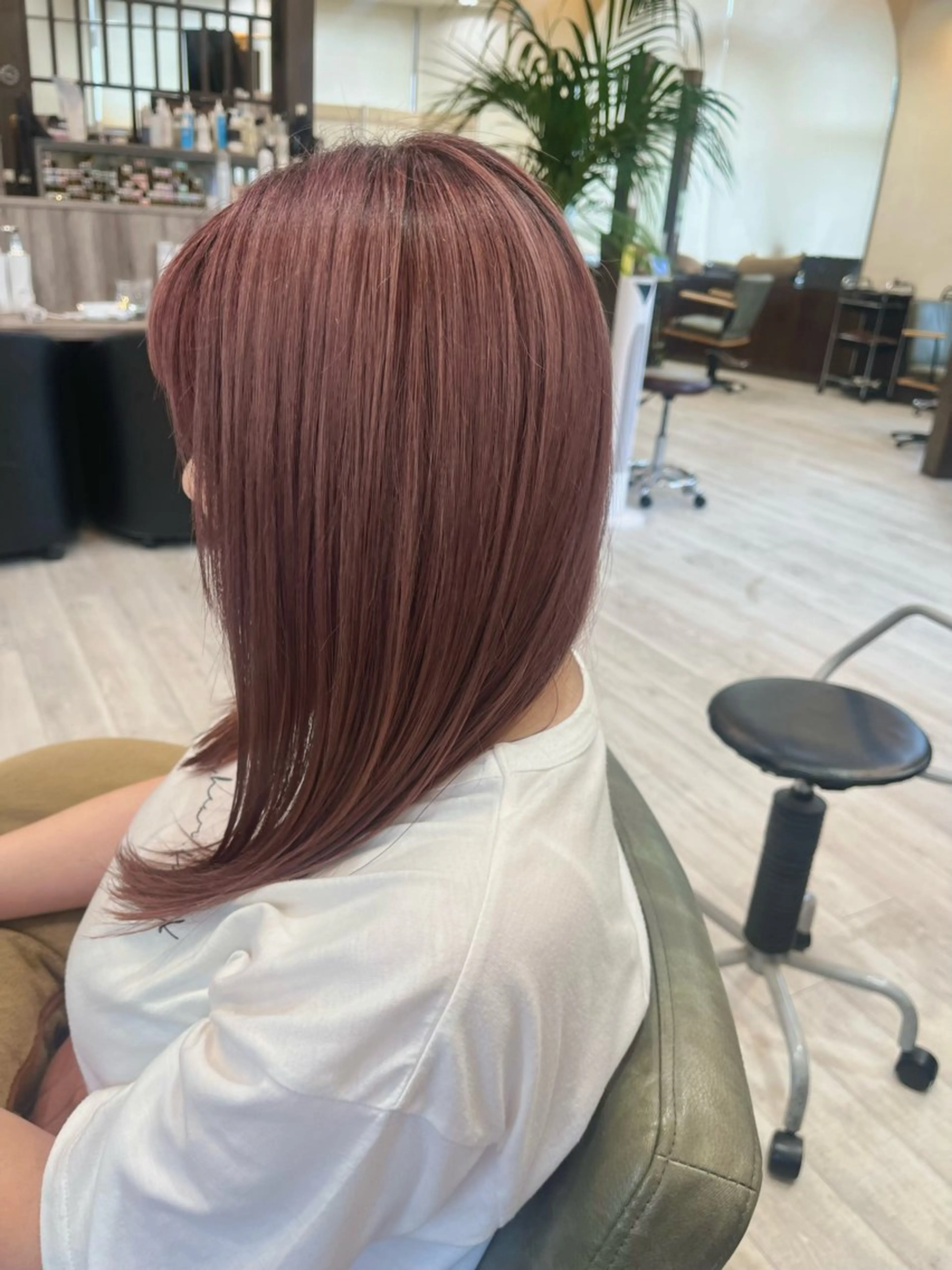 セミロング カラー ベージュカラー ピンクカラー ピンクベージュ カット ヘアカラー トリートメント Charme所属・佐藤 瑚碧のヘアスタイル