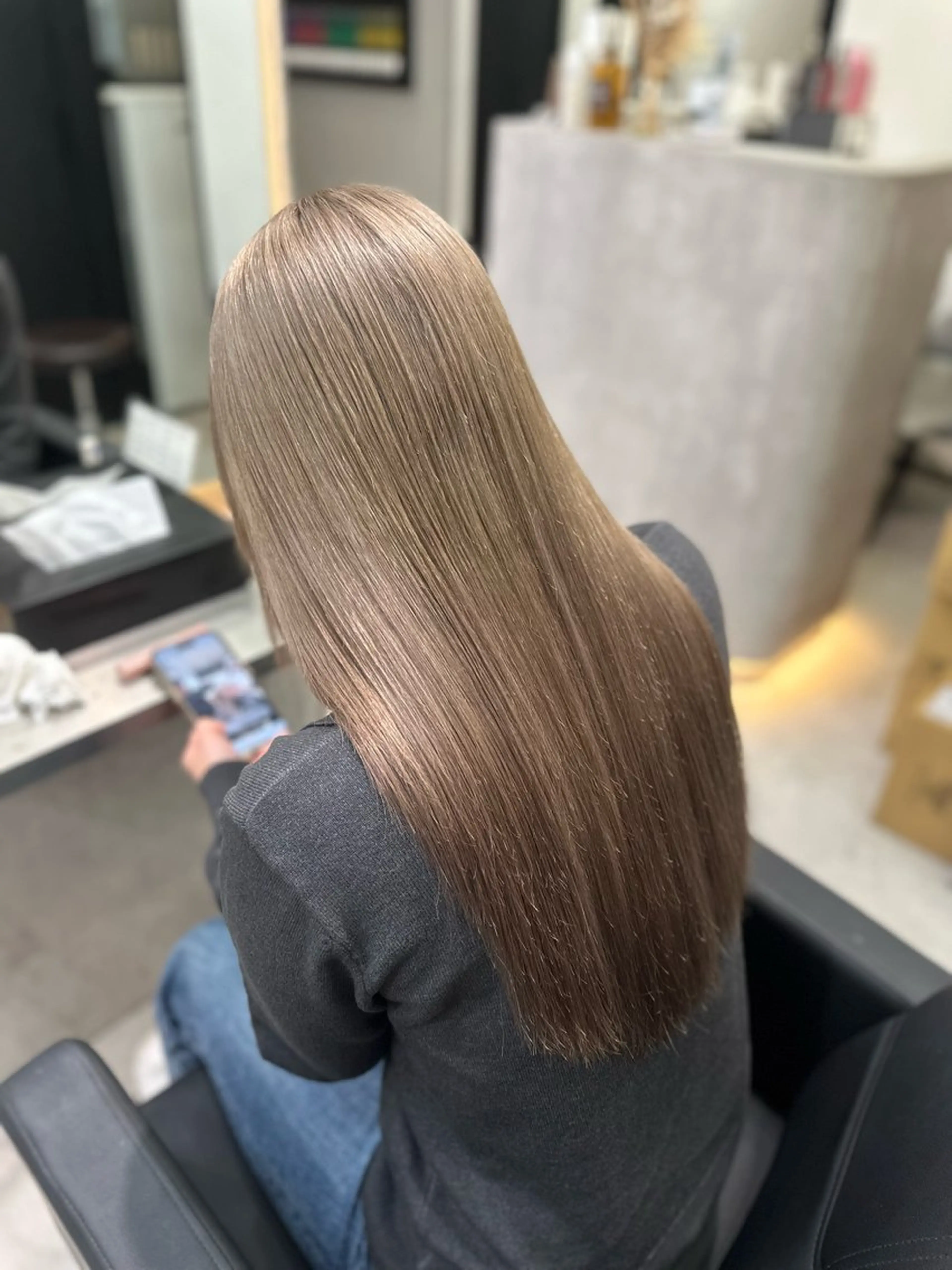 ロング カラー グレージュ 濵﨑 颯七のヘアスタイル