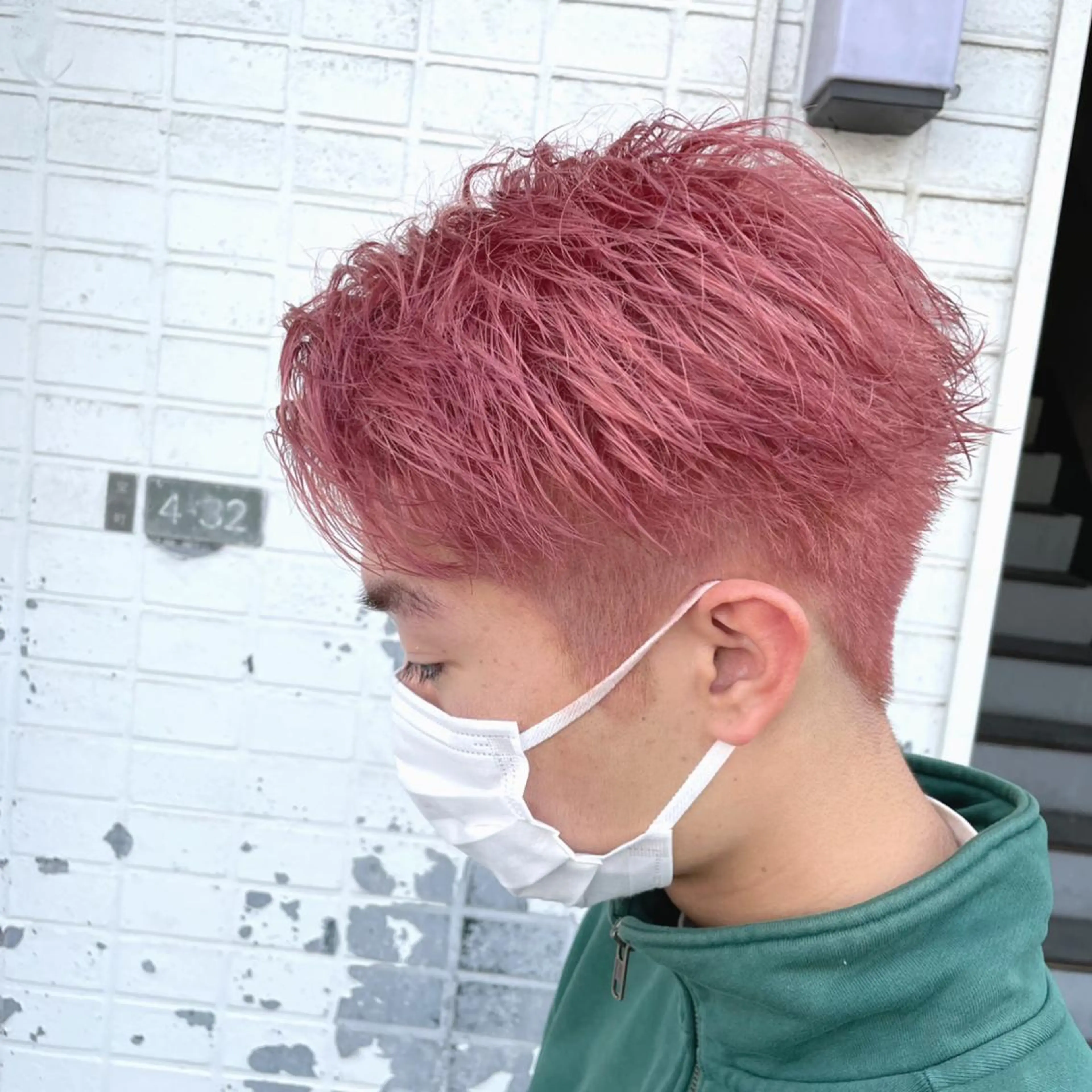 ショート カラー メンズ メンズハイトーン ハイトーンカラー ピンクカラー カット ヘアカラー MAQUM所属・【メンズ特化】渡部 京弘/パーマのヘアスタイル