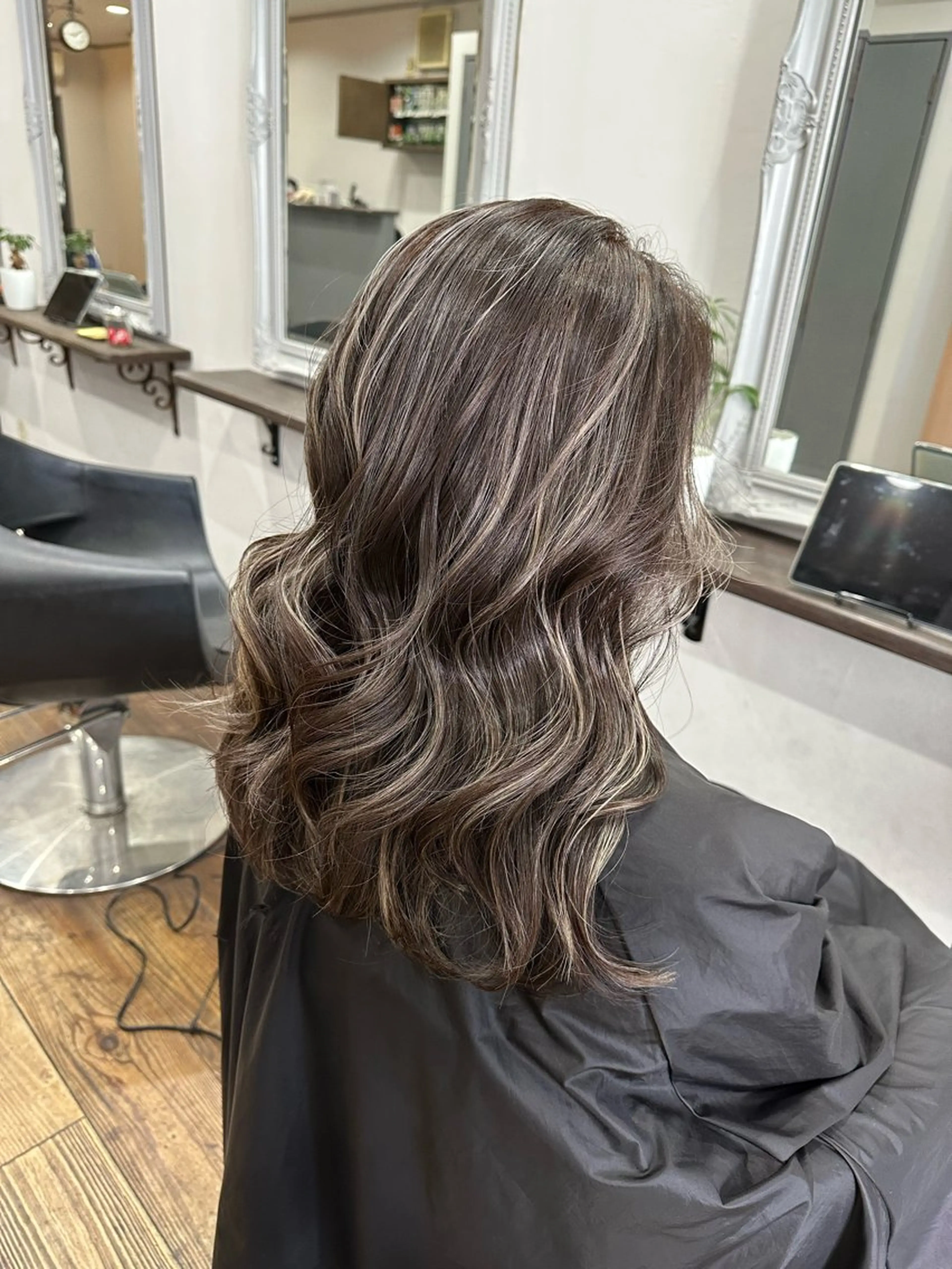 セミロング ハイライト カット ヘアカラー _White広島所属・バレイヤージュ 隅中秀弥のヘアスタイル