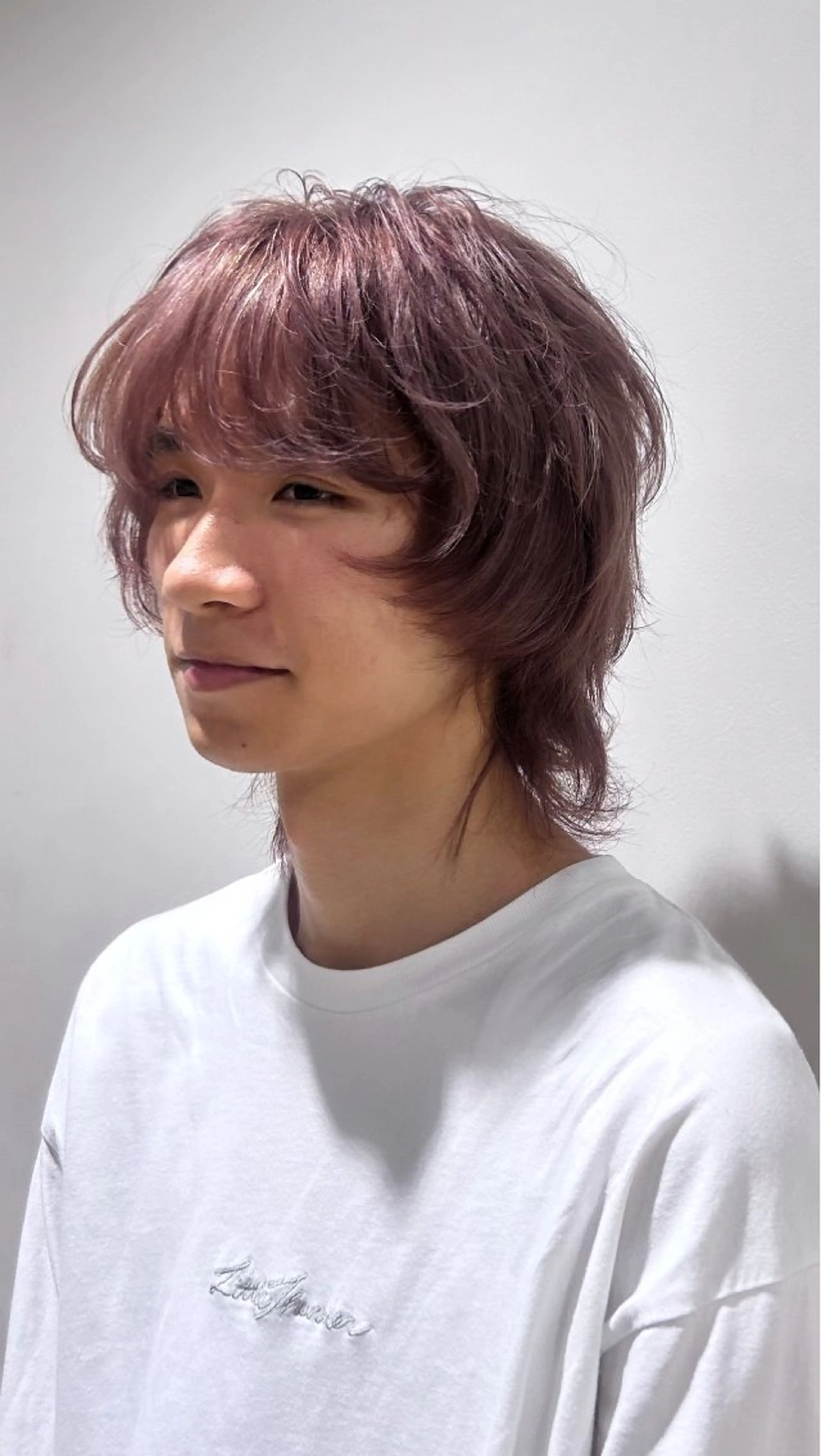 カラー メンズ メンズブリーチ ベージュカラー ブリーチ ピンクカラー 赤堀 凪咲のヘアスタイル
