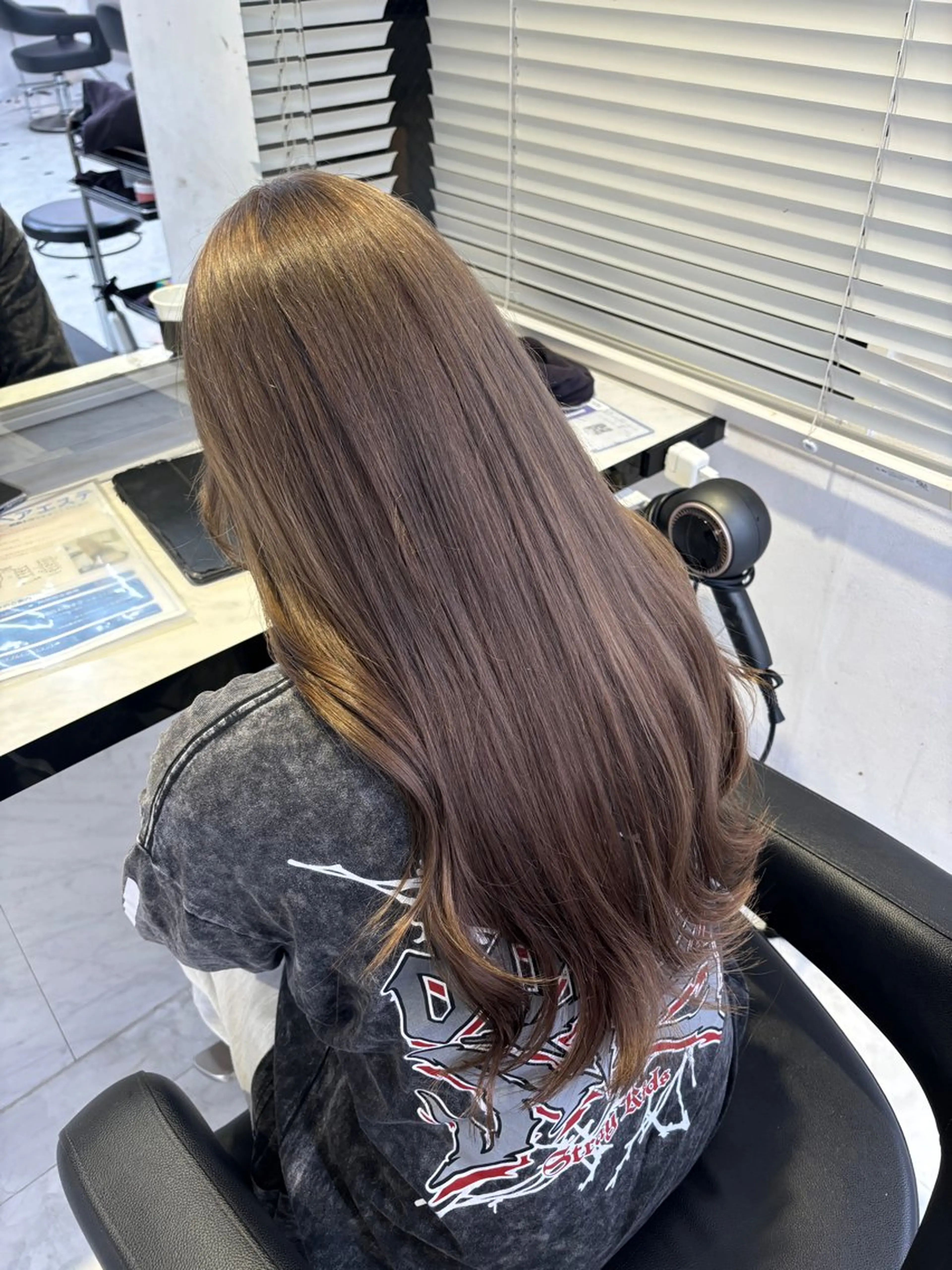 ロング カラー ブリーチ ダブルカラー グレージュ ミルクティーグレージュ 💙ハイトーン韓国風 色白ヘア💙manaのヘアスタイル