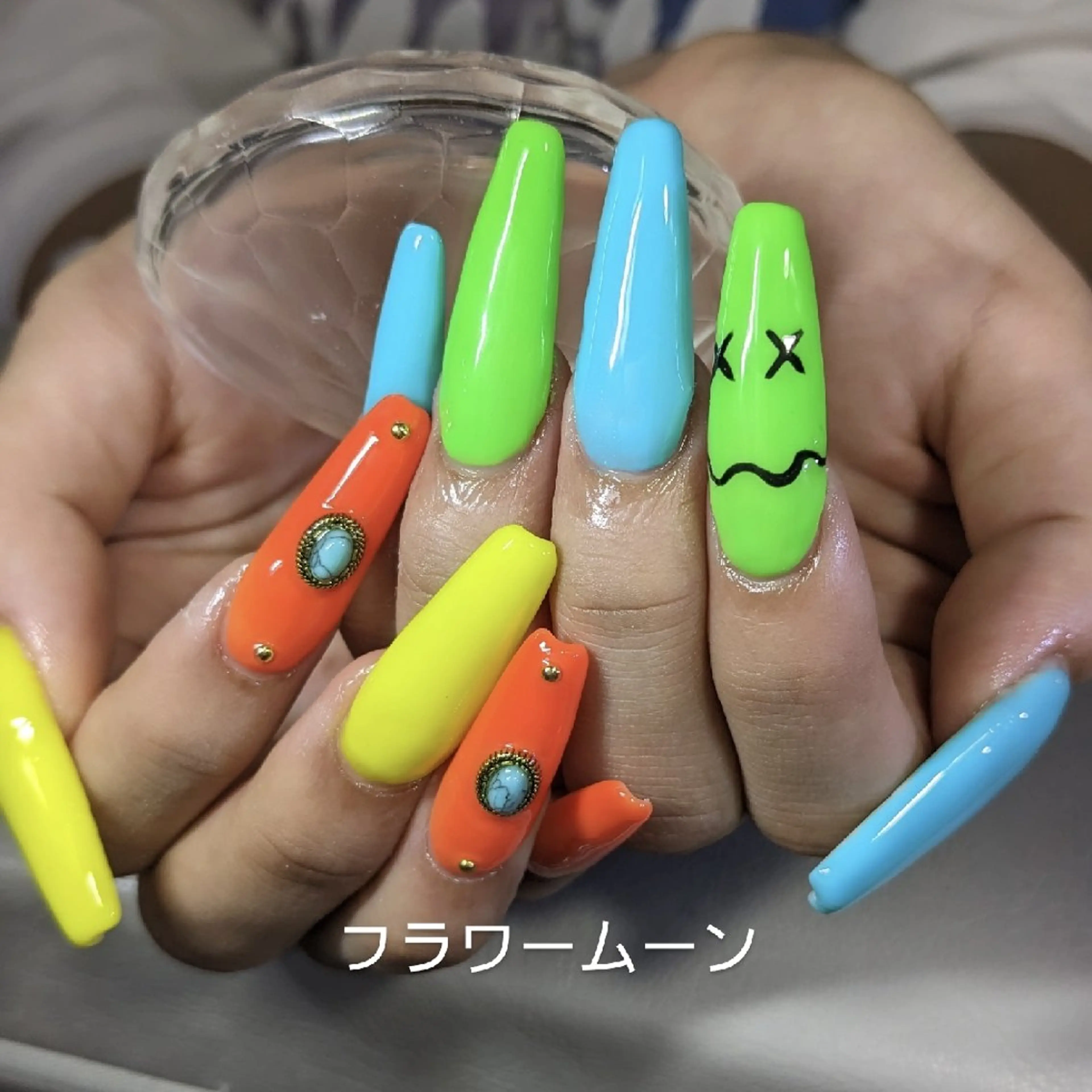 ネイル 夏ネイル ハンドネイル ハンドケア フラワー ムーンのネイルデザイン