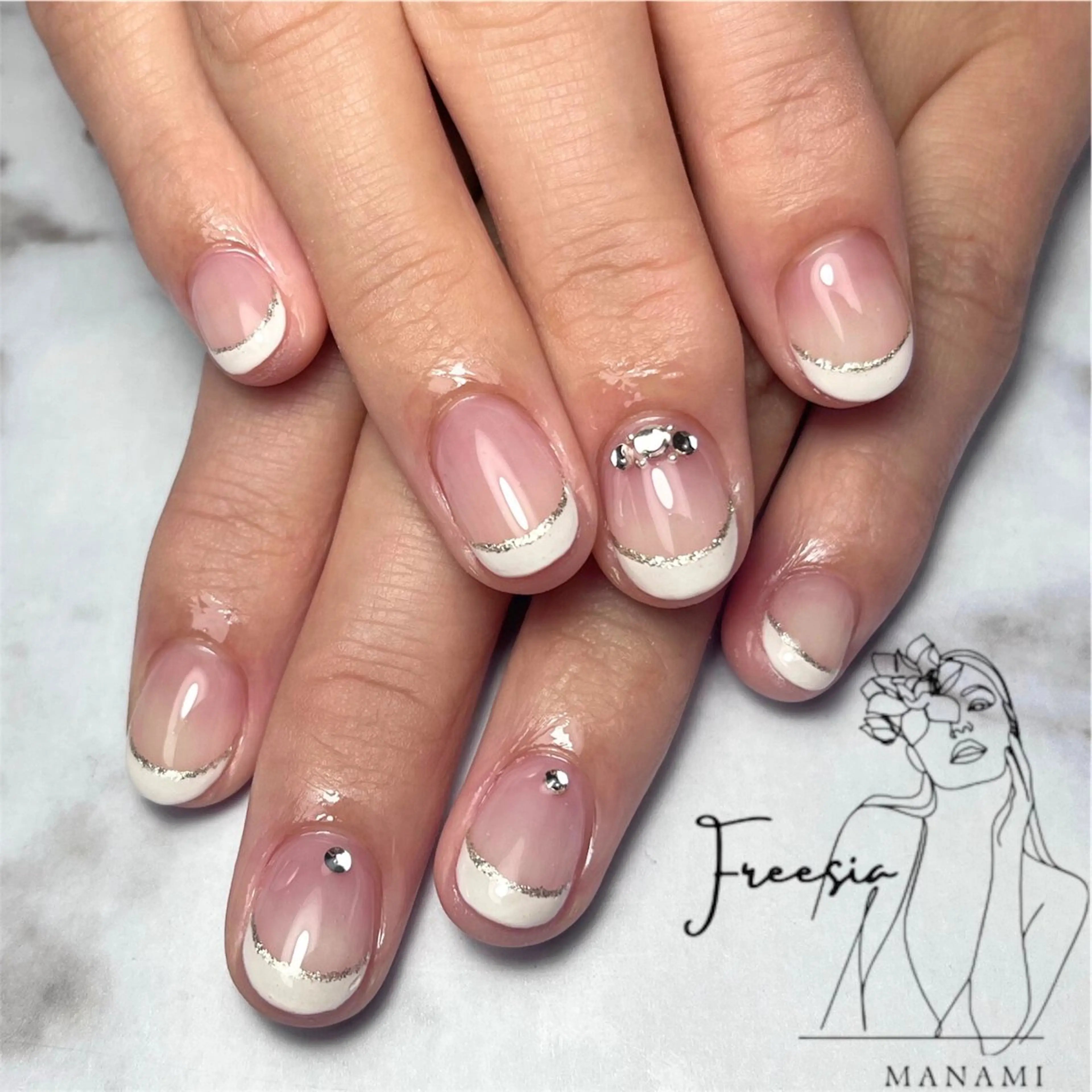 ネイル フレンチネイル ジェルネイル シルバー シンプルネイル ストーンネイル ハンドネイル freesia Manamiのネイルデザイン