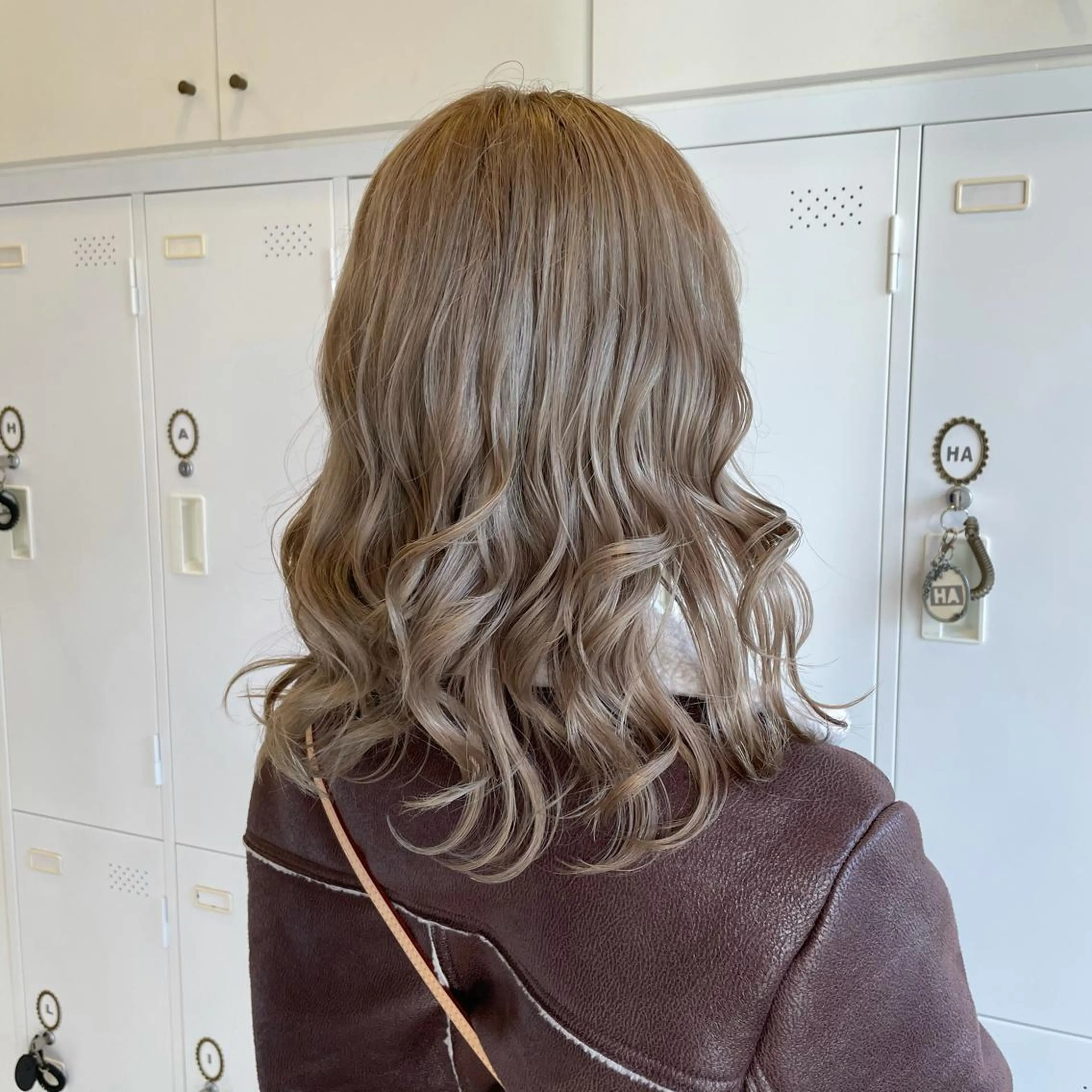 セミロング カラー ブリーチ ハイトーンカラー 大阪長居🌱野見山 卓也のヘアスタイル