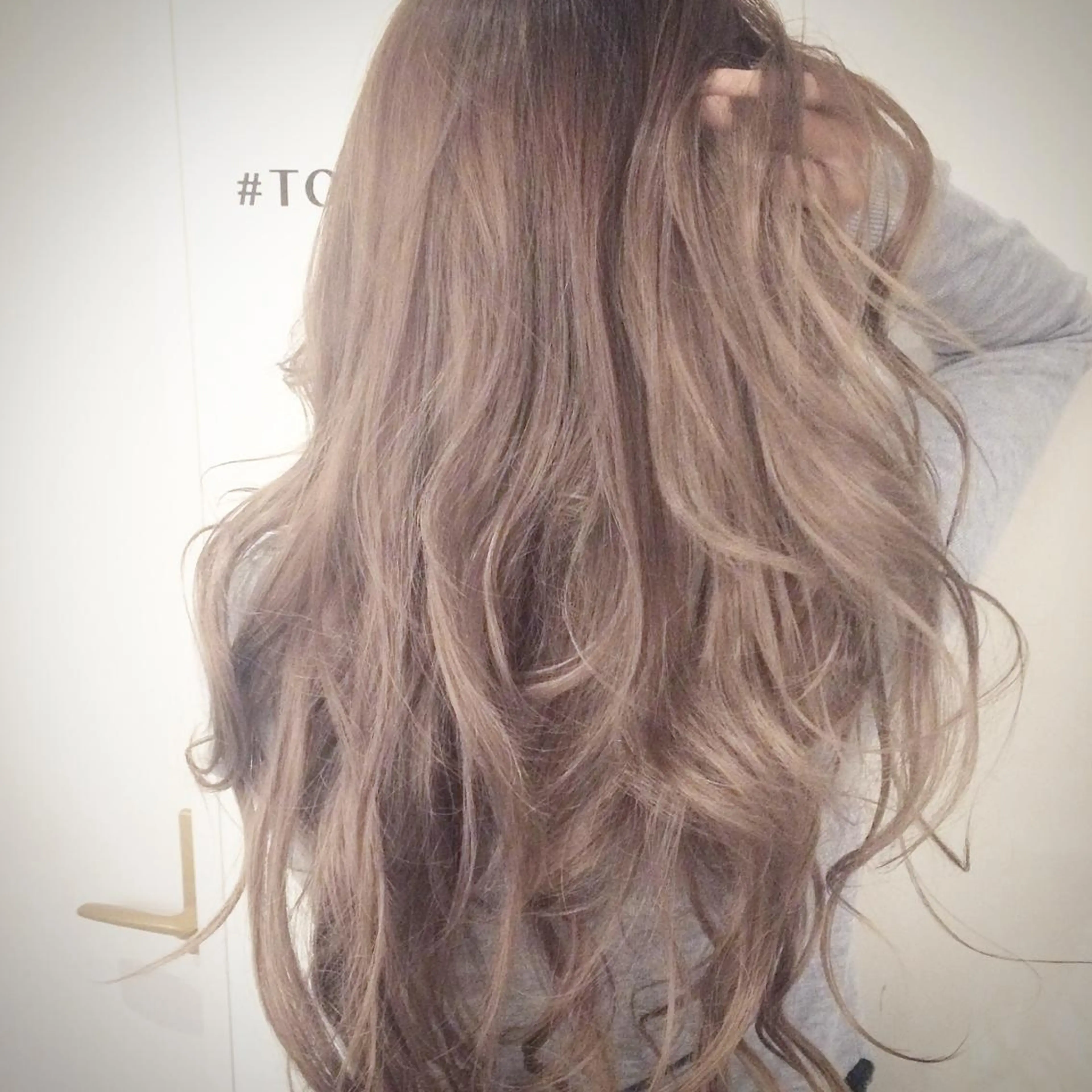 ロング ホワイト&レイヤーカ ットエクステ長畠俊輔のヘアスタイル