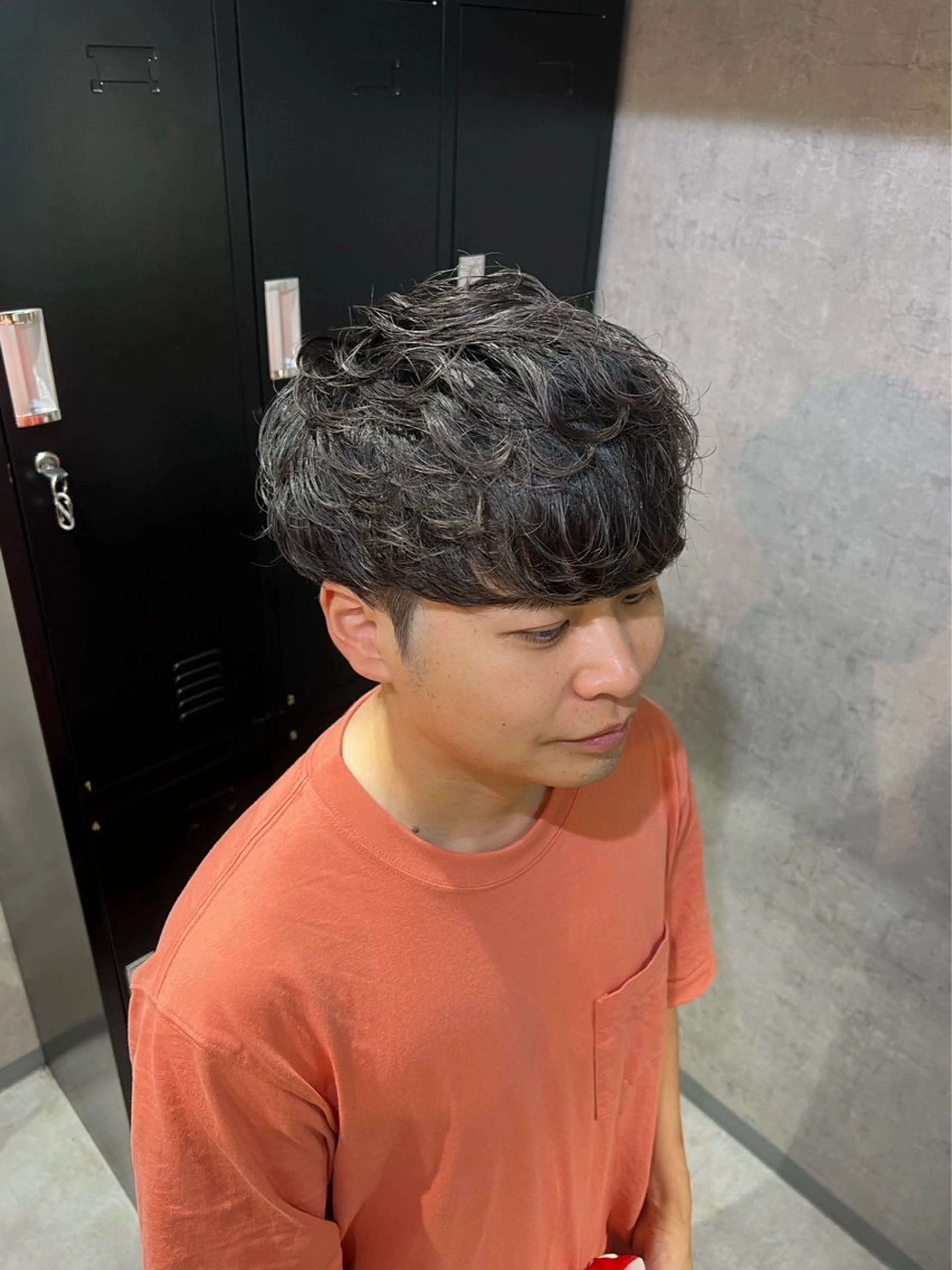 ミディアム パーマ メンズ ミディアムパーマ メンズパーマ ニュアンスパーマ 小鹿 大翔のヘアスタイル