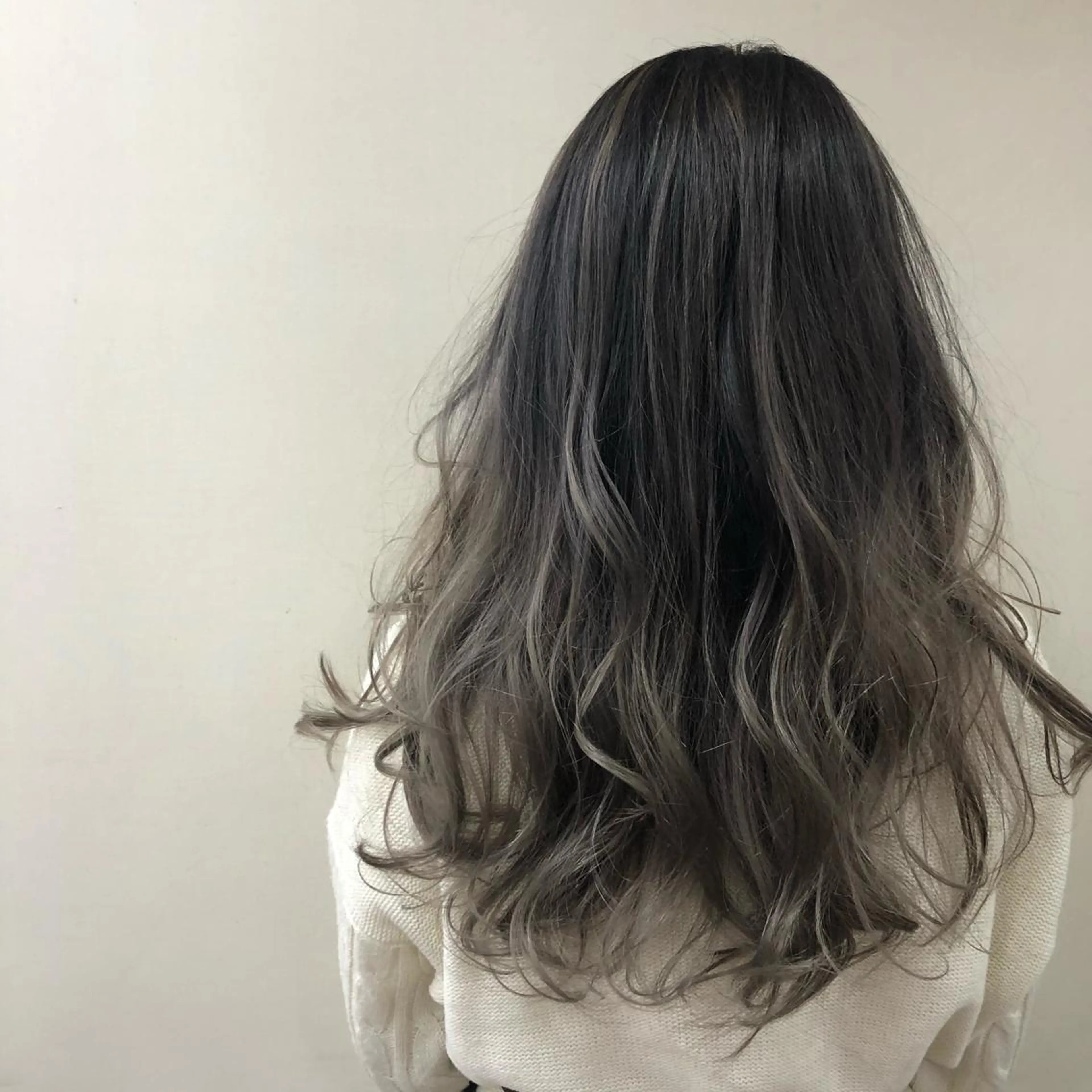 カラー ambellir 山本伽椰のヘアスタイル
