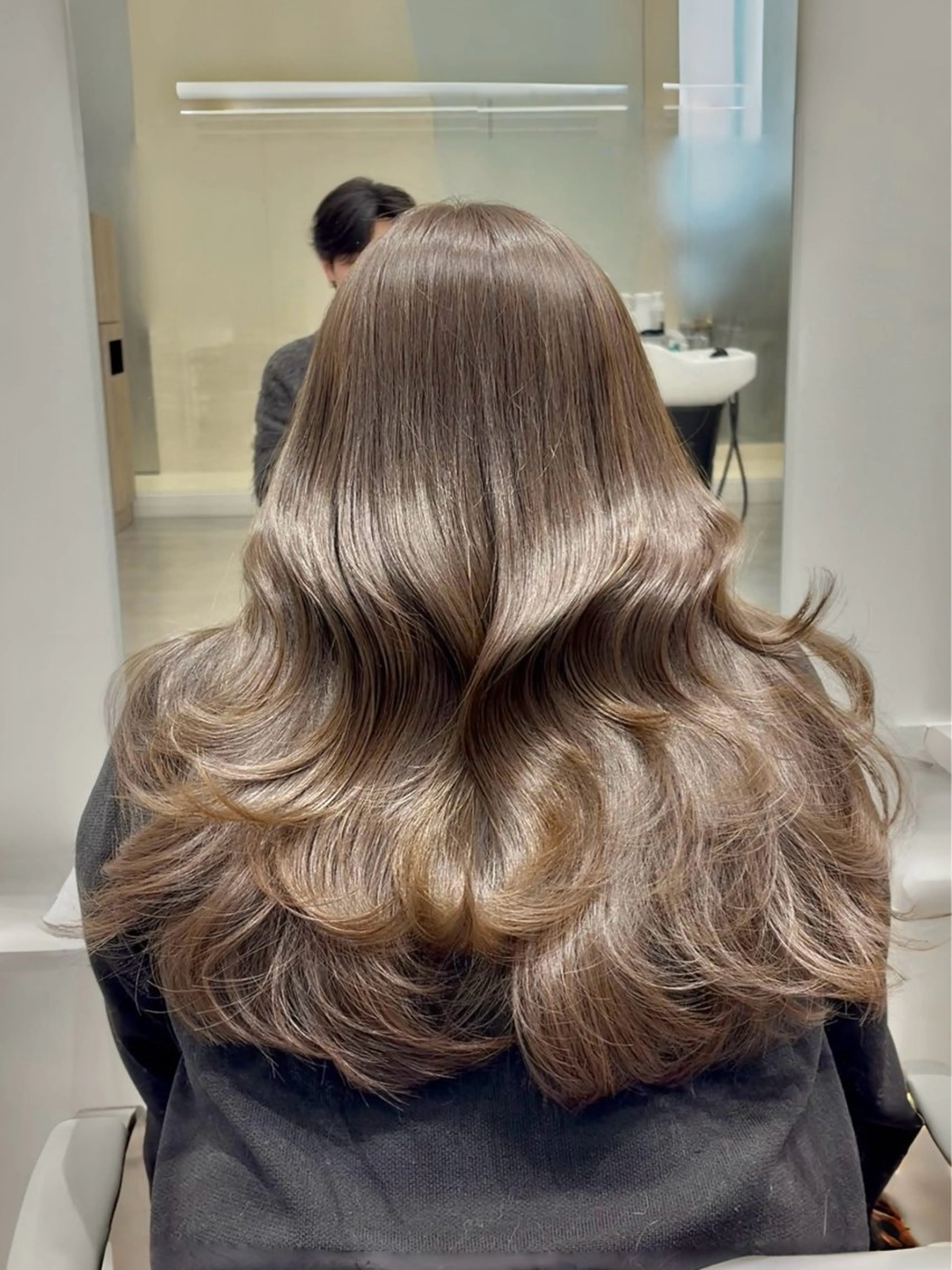 ロング カラー ベージュカラー 透明感カラー グレージュ レイヤーカット ロング ヘアカラー PULSE yokohama所属・横浜駅/韓国レイヤー カット/髪質改善のヘアスタイル