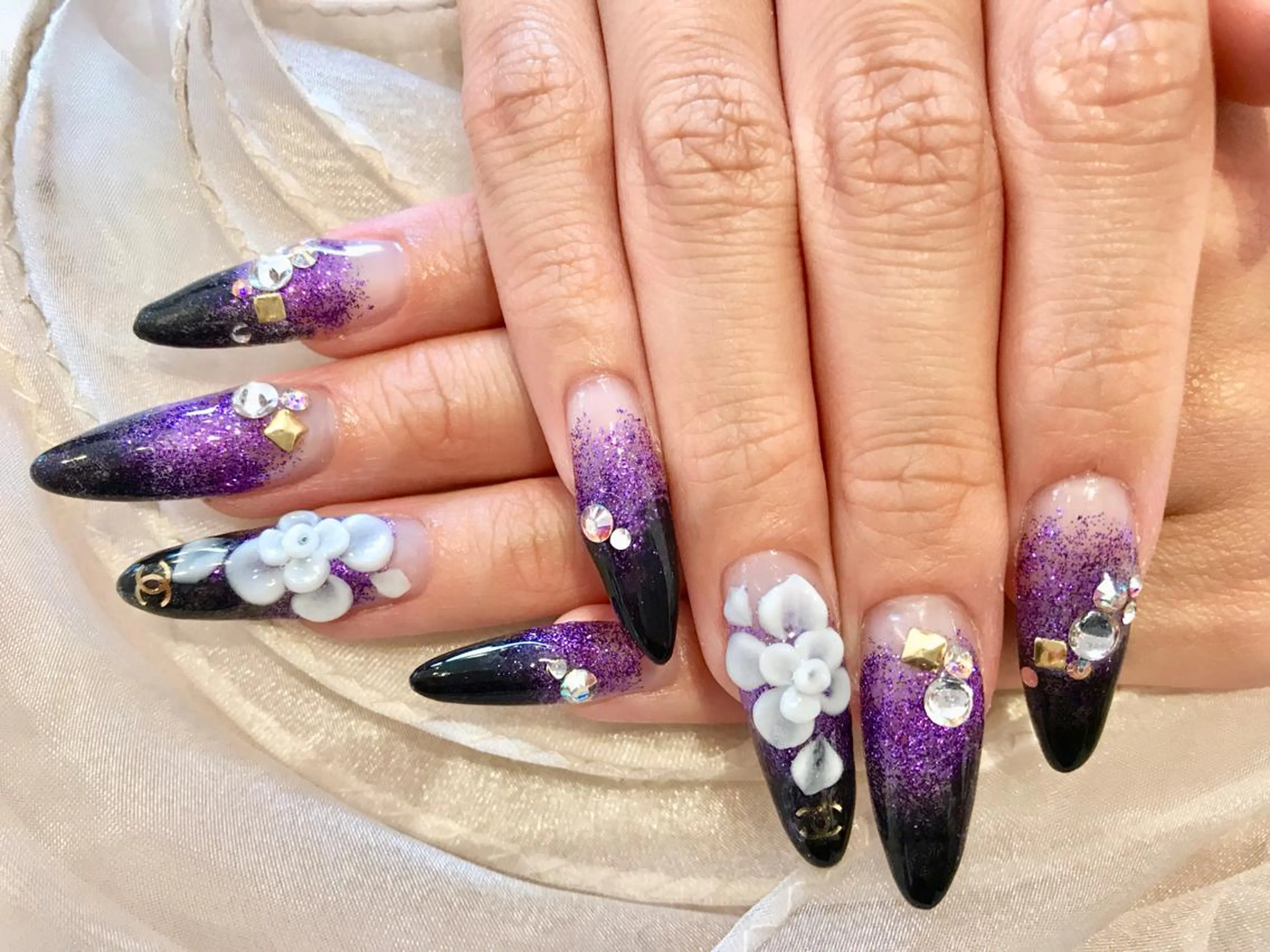 スカルプチュアネイル地爪の上に人工のお爪を形成します違和感なく自然なお爪ができます折れてしまった爪もカバーできますの写真