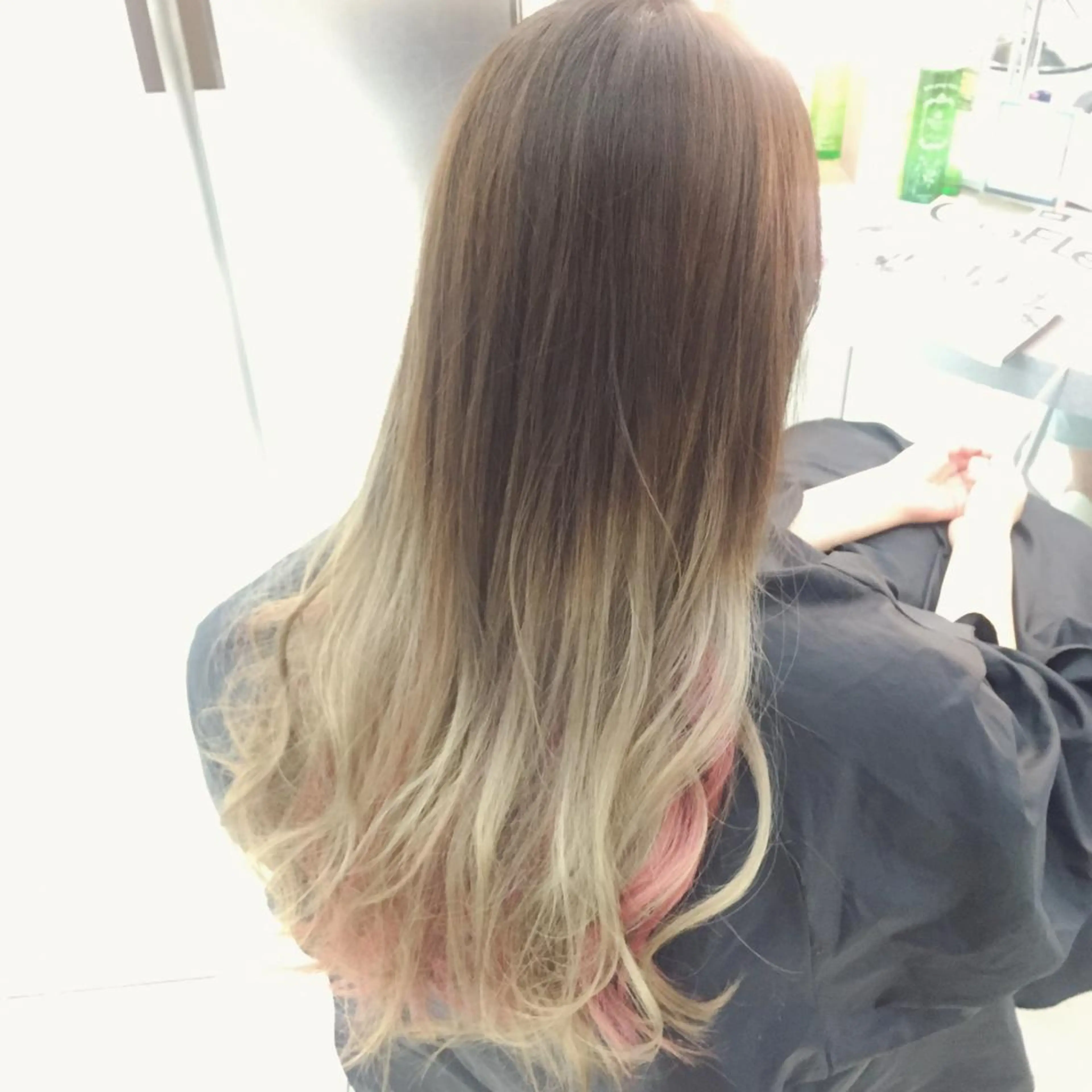 ロング カラー アッシュ グラデーションカラー インナーカラー ピンクカラー ホワイトアッシュ oggi +KENJE所属・大平 美沙のヘアスタイル