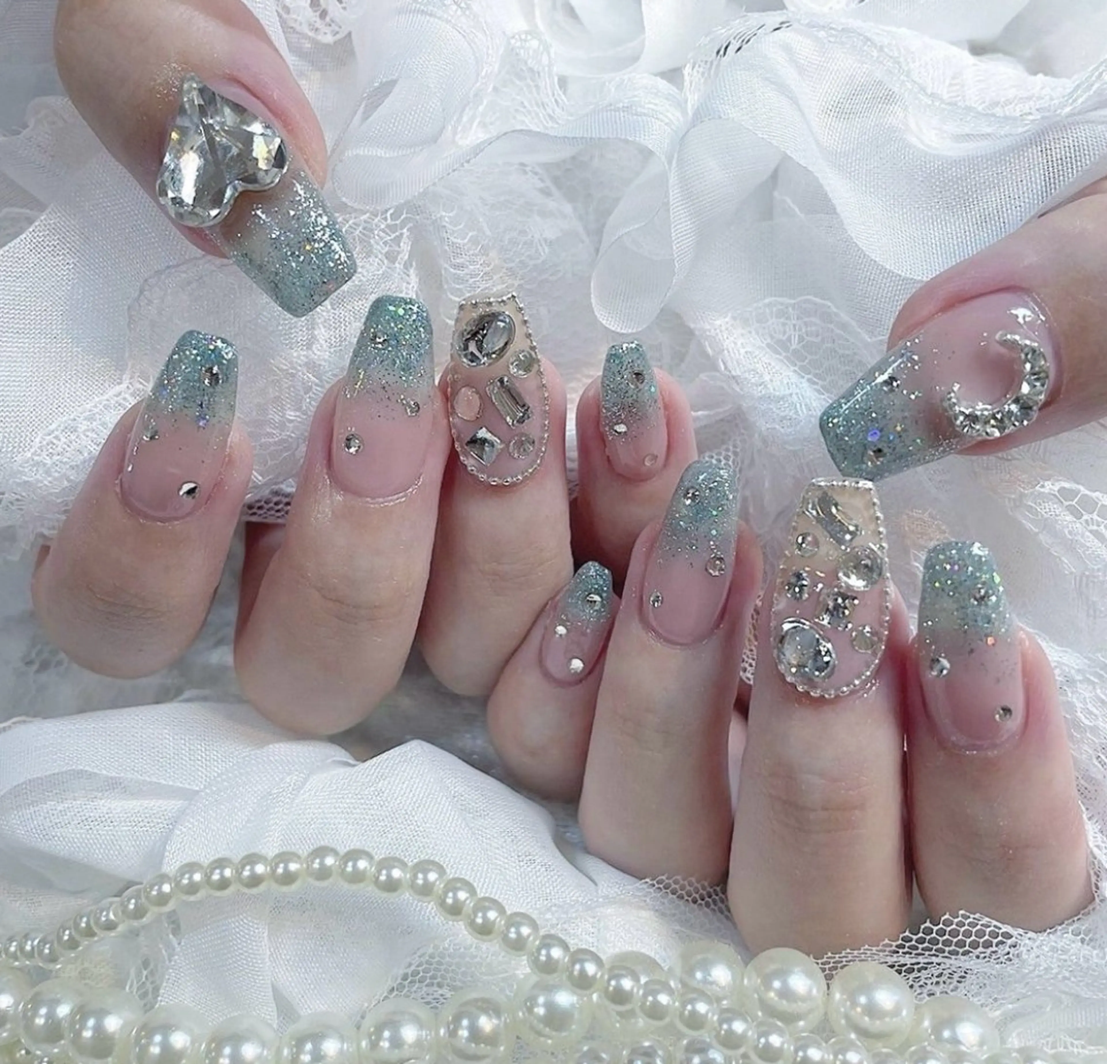 ネイル ジェルネイル 韓国ネイル ラメ(グリッター) ラメグラデーション 持ち込み ハンドネイル fiore nail 🦋のネイルデザイン
