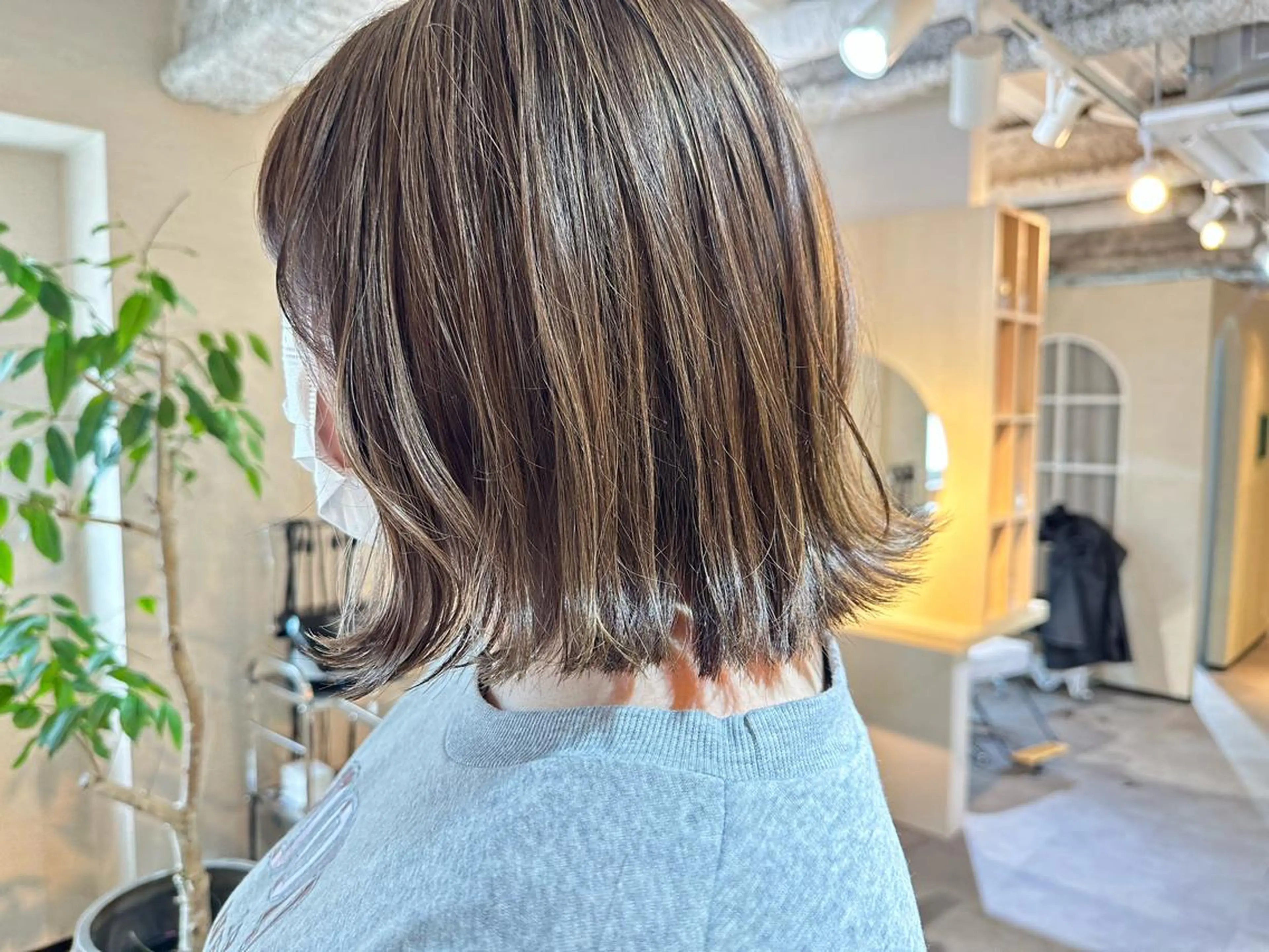 ミディアム カラー ベージュカラー ハイライトカラー ボブ ハイライト 外ハネヘア 【Uneユヌ】菊地 春那のヘアスタイル