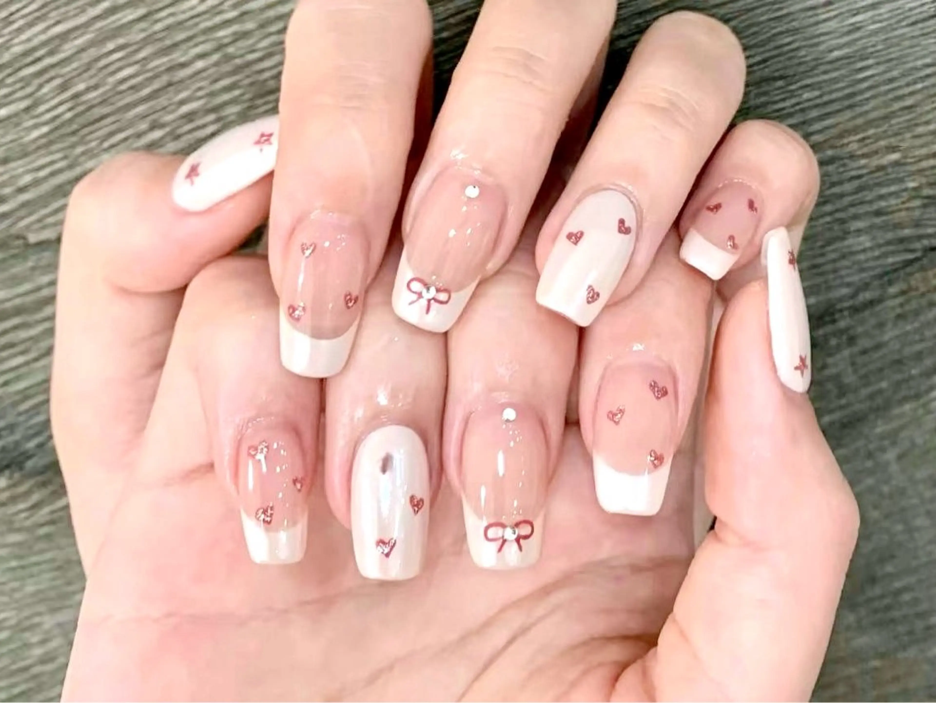 ネイル フレンチネイル ハート リボン シンプルネイル バレンタイン ハンドネイル ハンドケア DarkHoney 池袋店のネイルデザイン