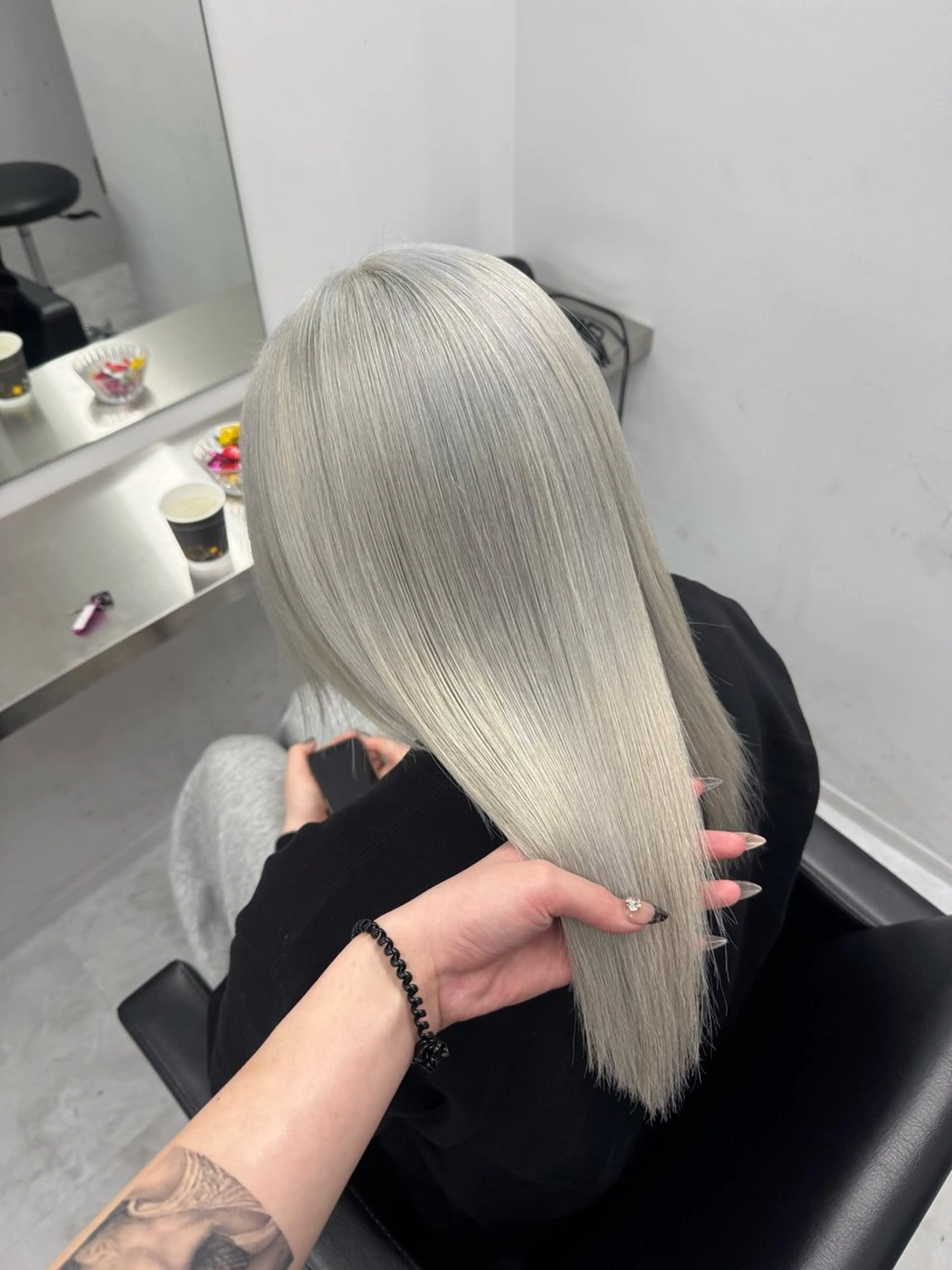 セミロング カラー ヘアカラー トリートメント 透明感/ 艶ハイトーン/梨桜のヘアスタイル