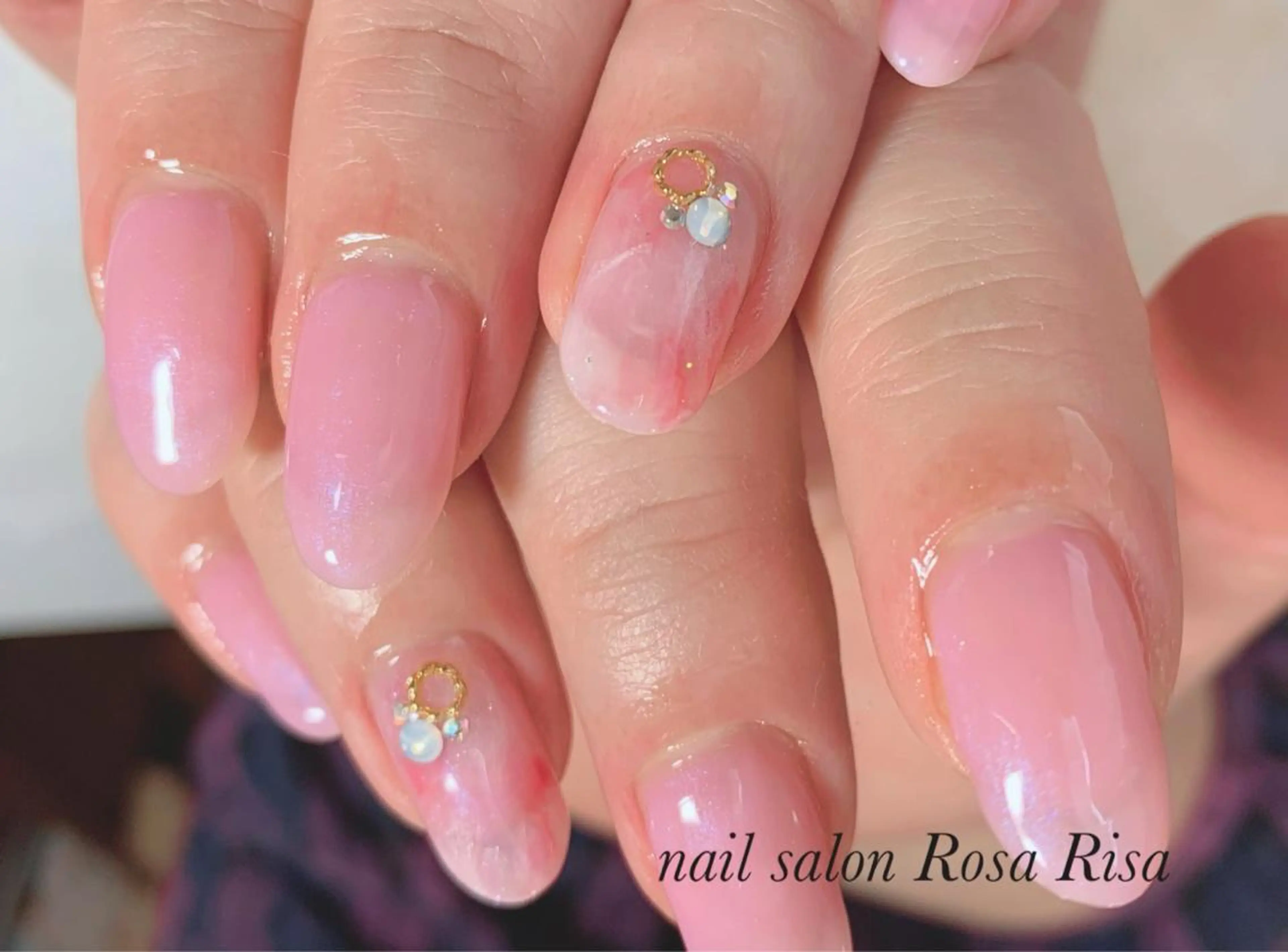 ミディアム ネイル ピンク ネイルスタジオ シェイクユアハンズのネイルデザイン