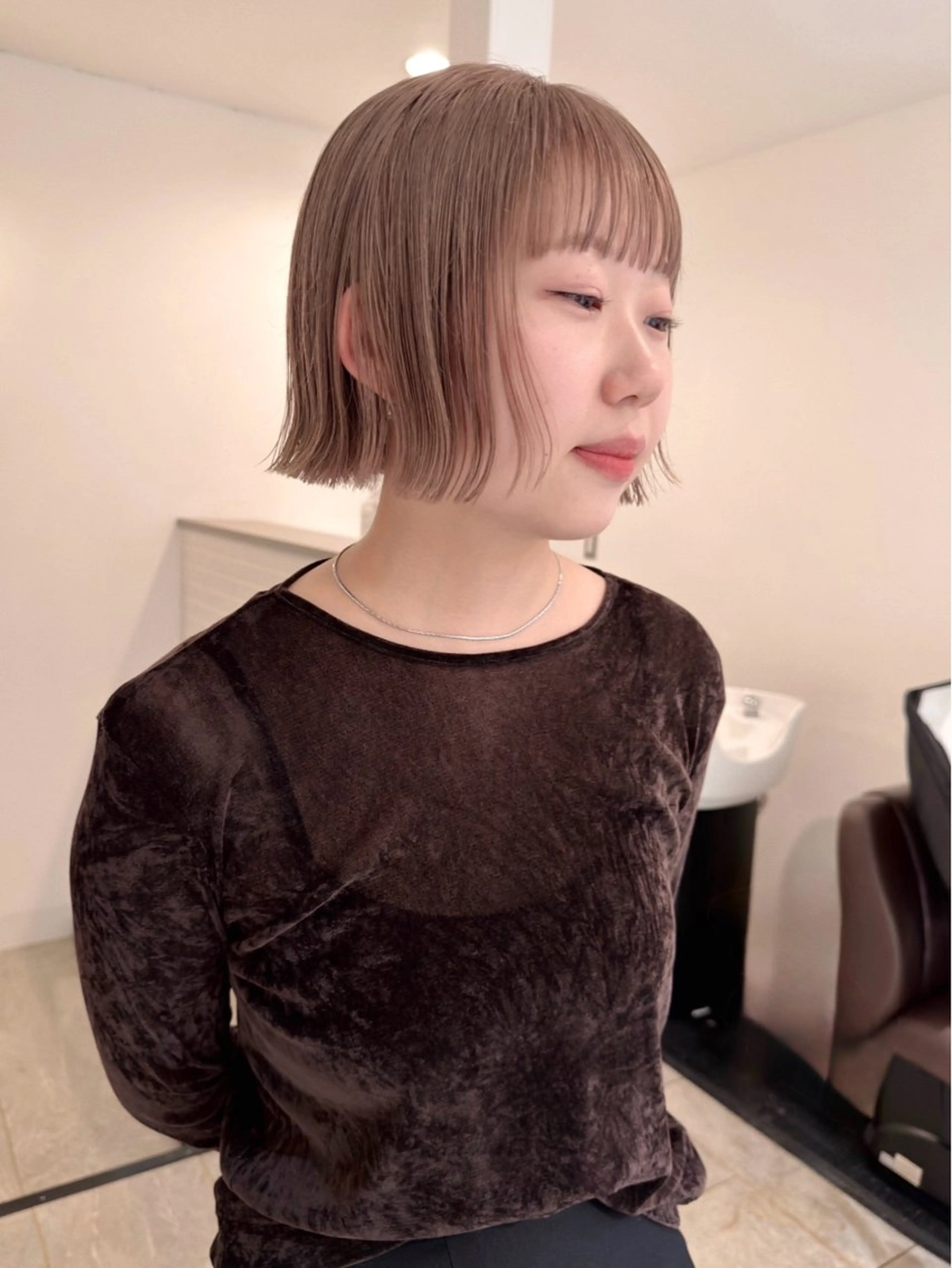 ショート カラー ベージュカラー ブリーチ ミルクティーベージュ ボブ カット ヘアカラー トリートメント デザイン/レイヤー Kaito🐩/栄のヘアスタイル