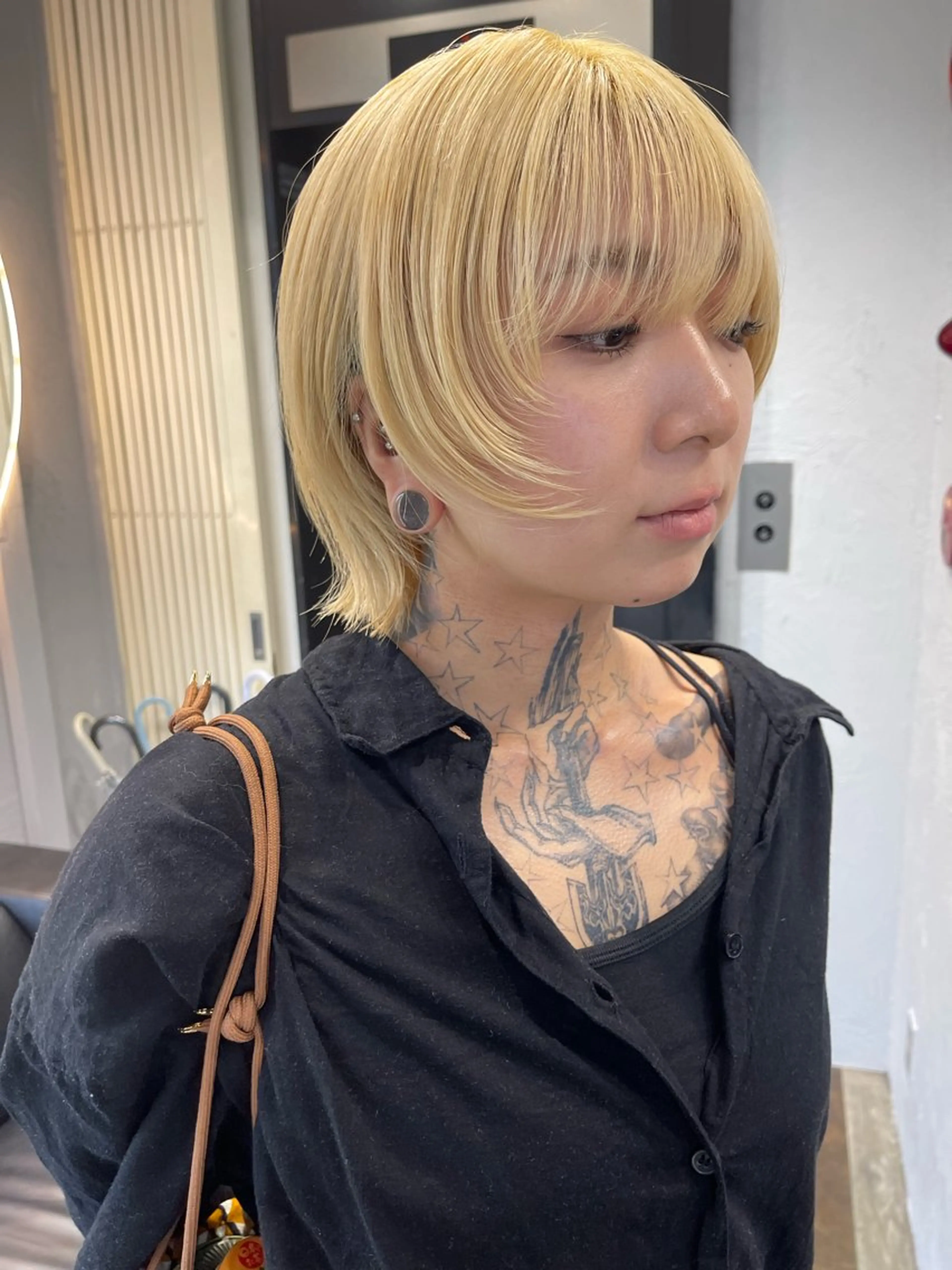 ショート カラー ブリーチ ケアブリーチ デザインカラー ダブルカラー イヤリングカラー ヘアカラー トリートメント TATSUブリーチ/ ミルクティーベージュのヘアスタイル