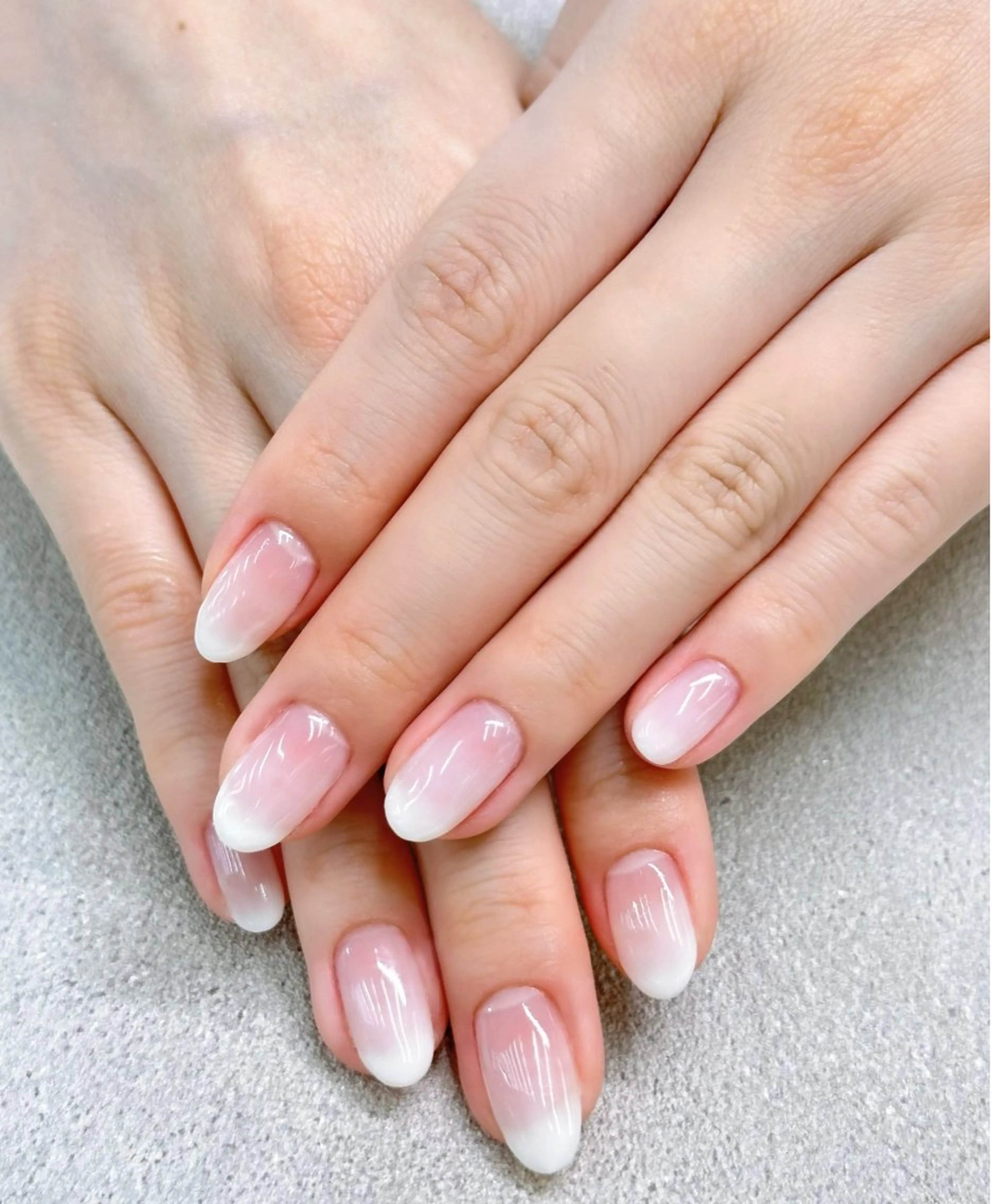 ネイル グラデーション ホワイト MAXKELLY MEGUMIのネイルデザイン