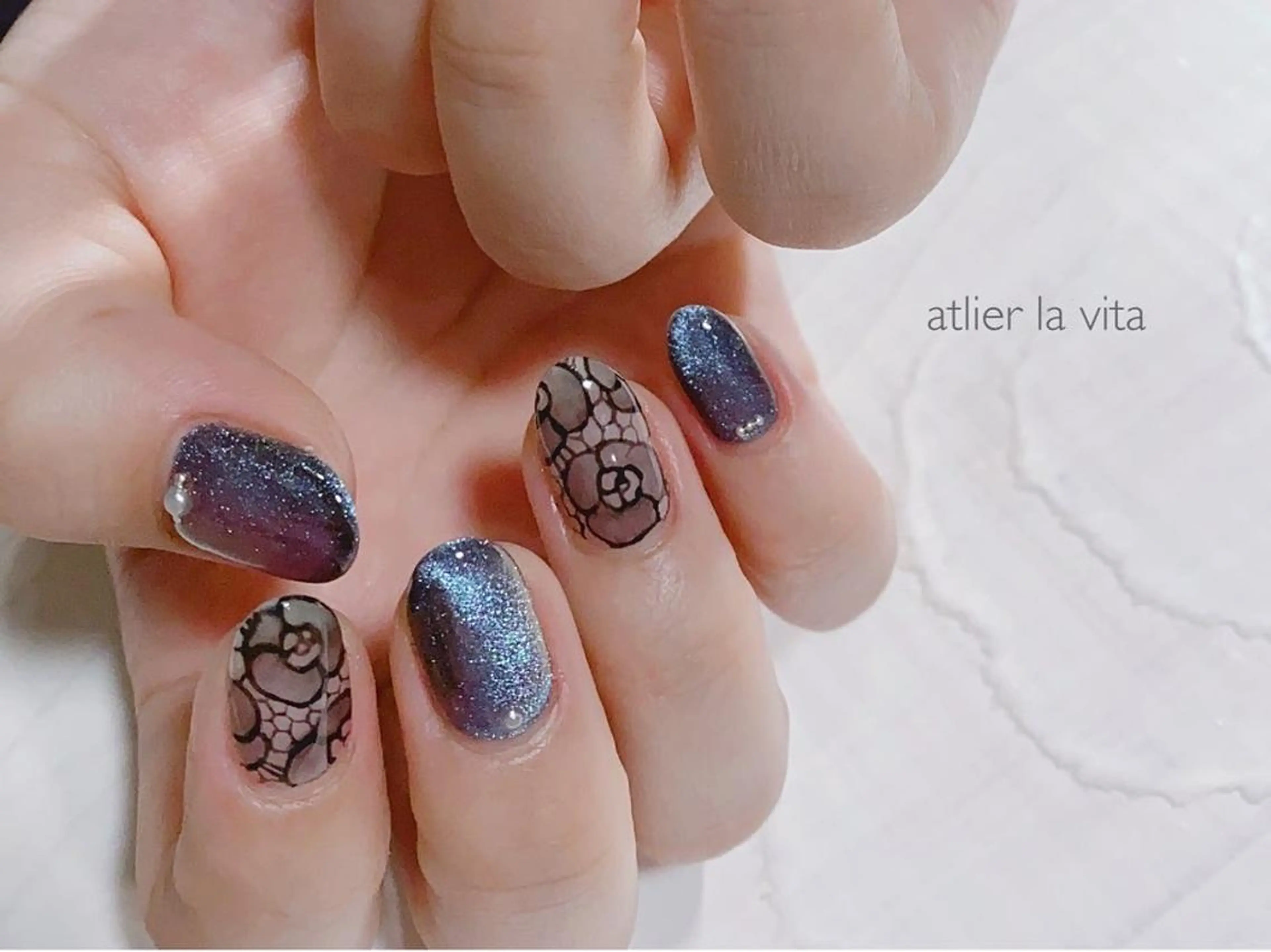 ショート カラー ネイル マグネットネイル ハンドネイル atelier la vita所属・lavita. mimuraのネイルデザイン