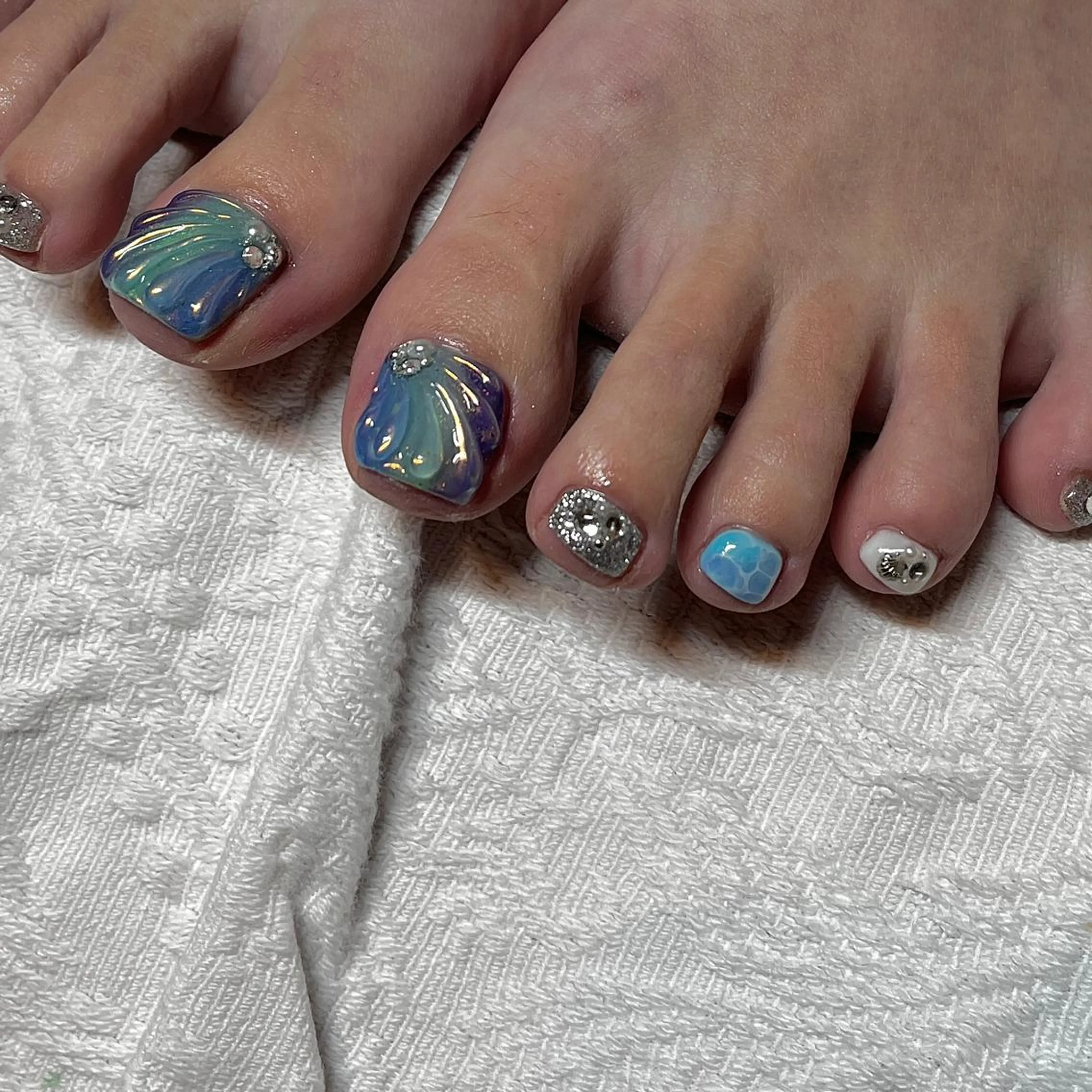 ネイル オーロラネイル フットネイル 夏ネイル フリーランス¨̮⃝ ネイリストOKADAのネイルデザイン