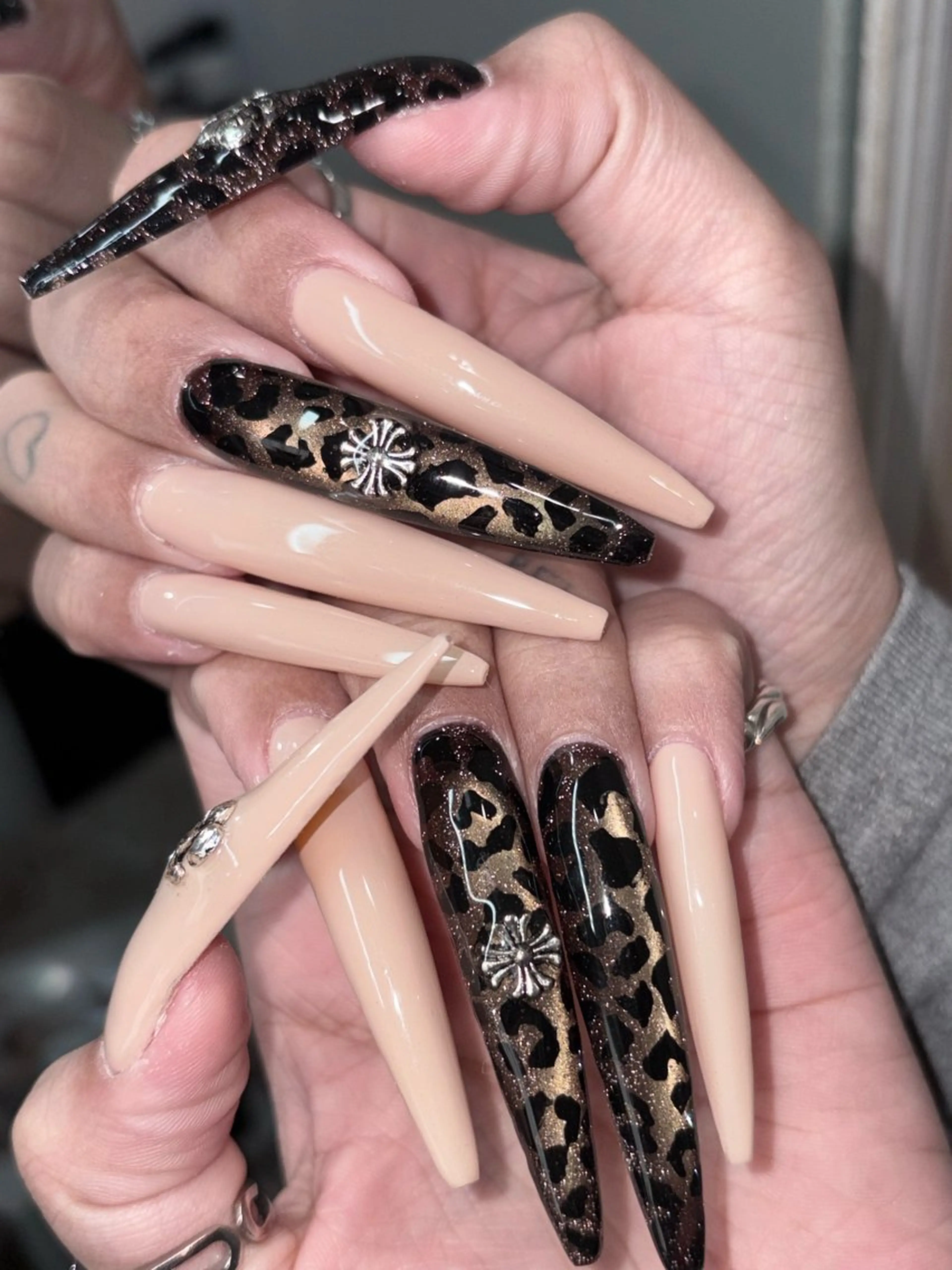 ネイル ハンドネイル NES NAIL所属・さゆり￤推しキャラ ￤ロングネイル🩷のネイルデザイン