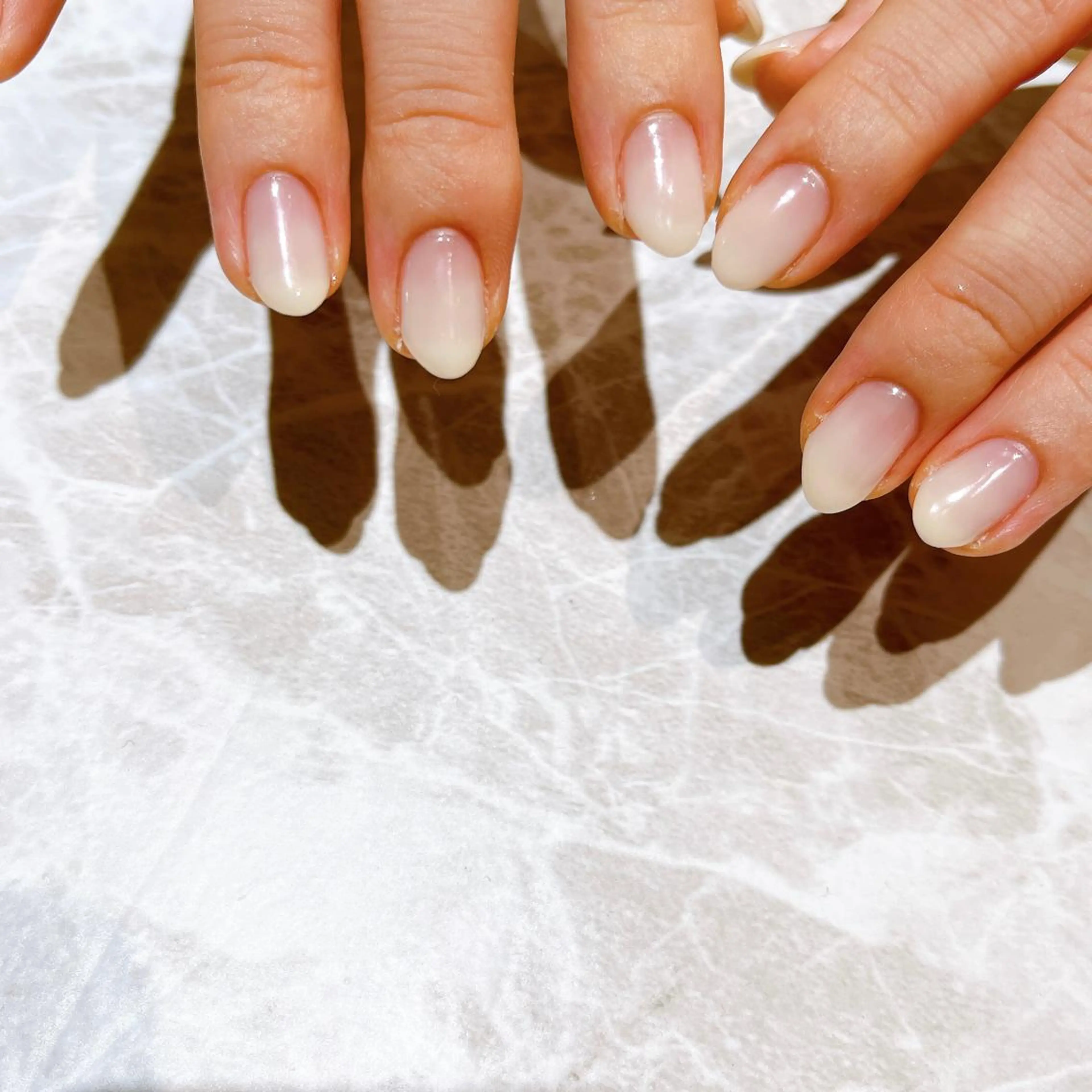 ネイル グラデーション ホワイト ハンドネイル 関谷 真登佳のネイルデザイン