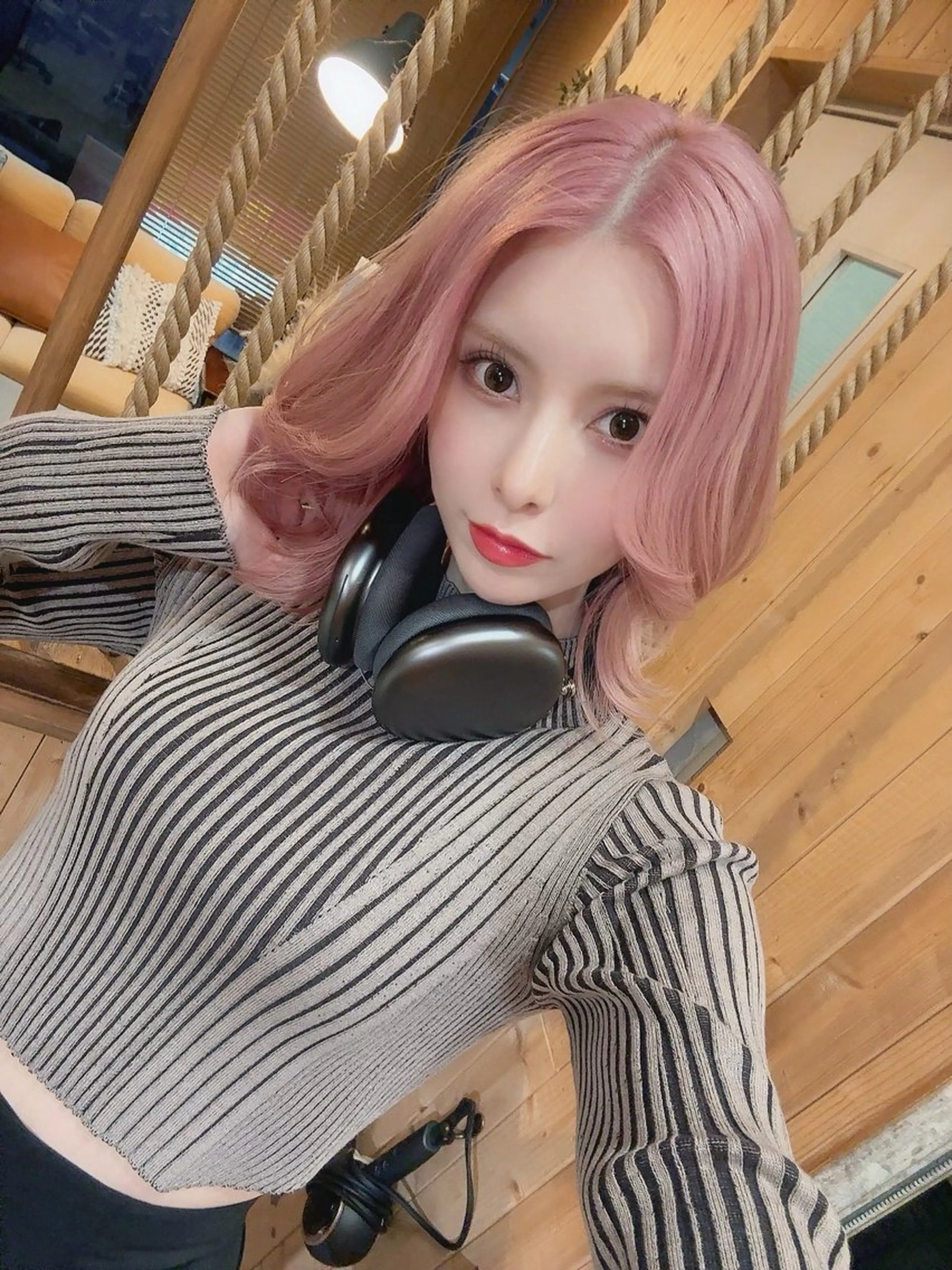 ミディアム カット 韓国レイヤー外国人風 透明感カラー髪質改善のヘアスタイル