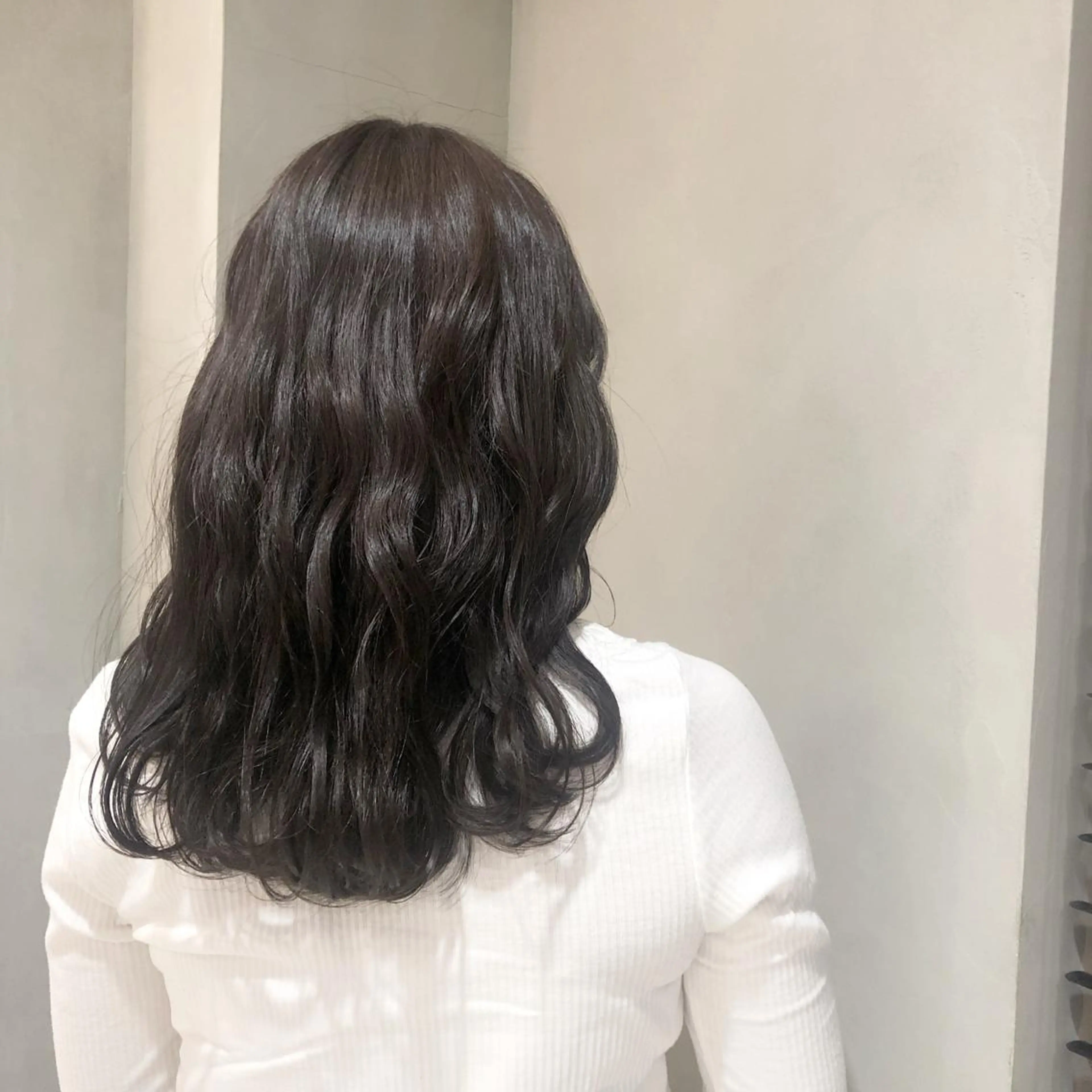 セミロング カラー カジュアルを女っぽく 𝗮𝘆𝗮𝗰𝗼のヘアスタイル