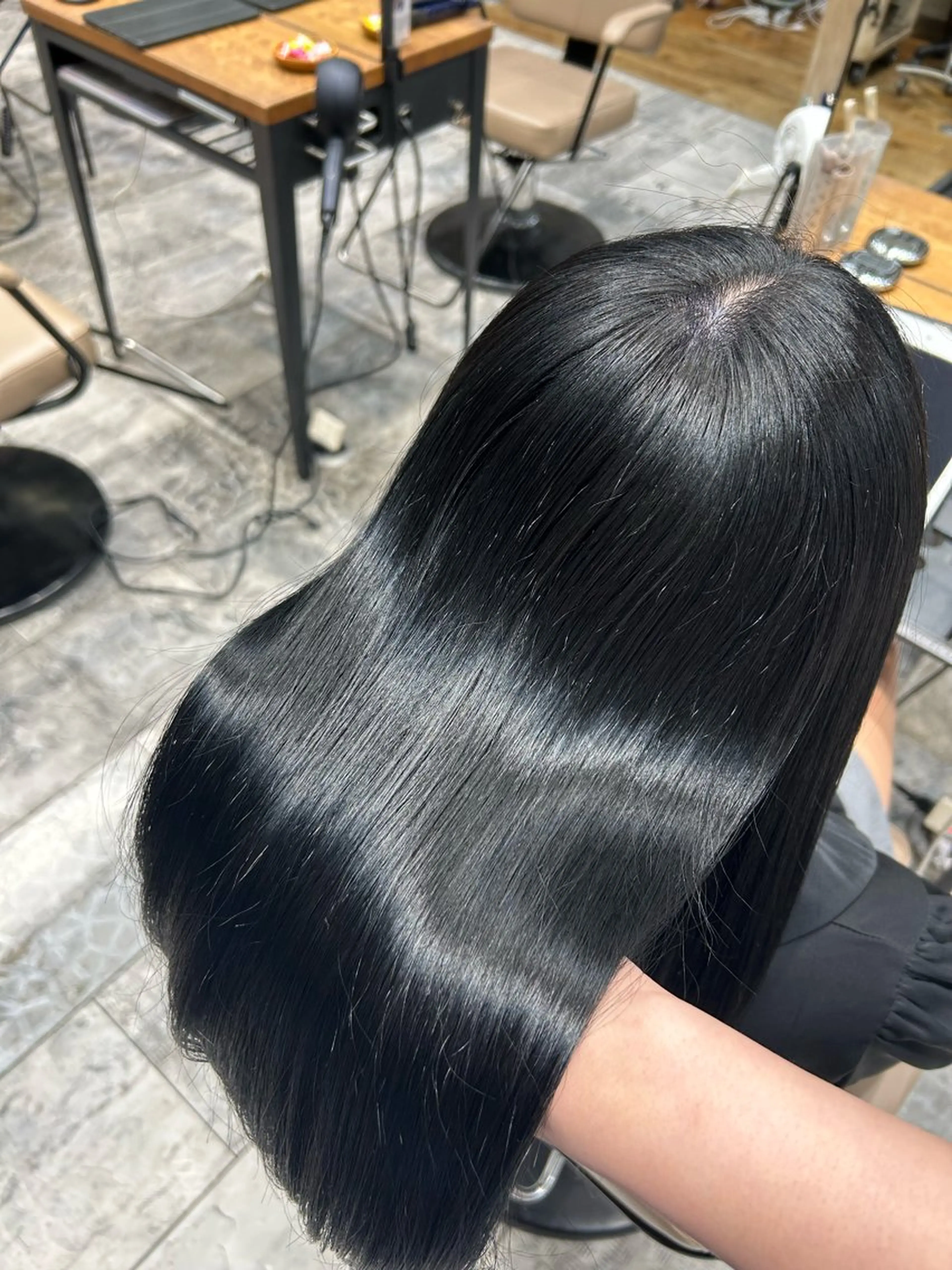 ミディアム カラー 和田 茉日琉のヘアスタイル