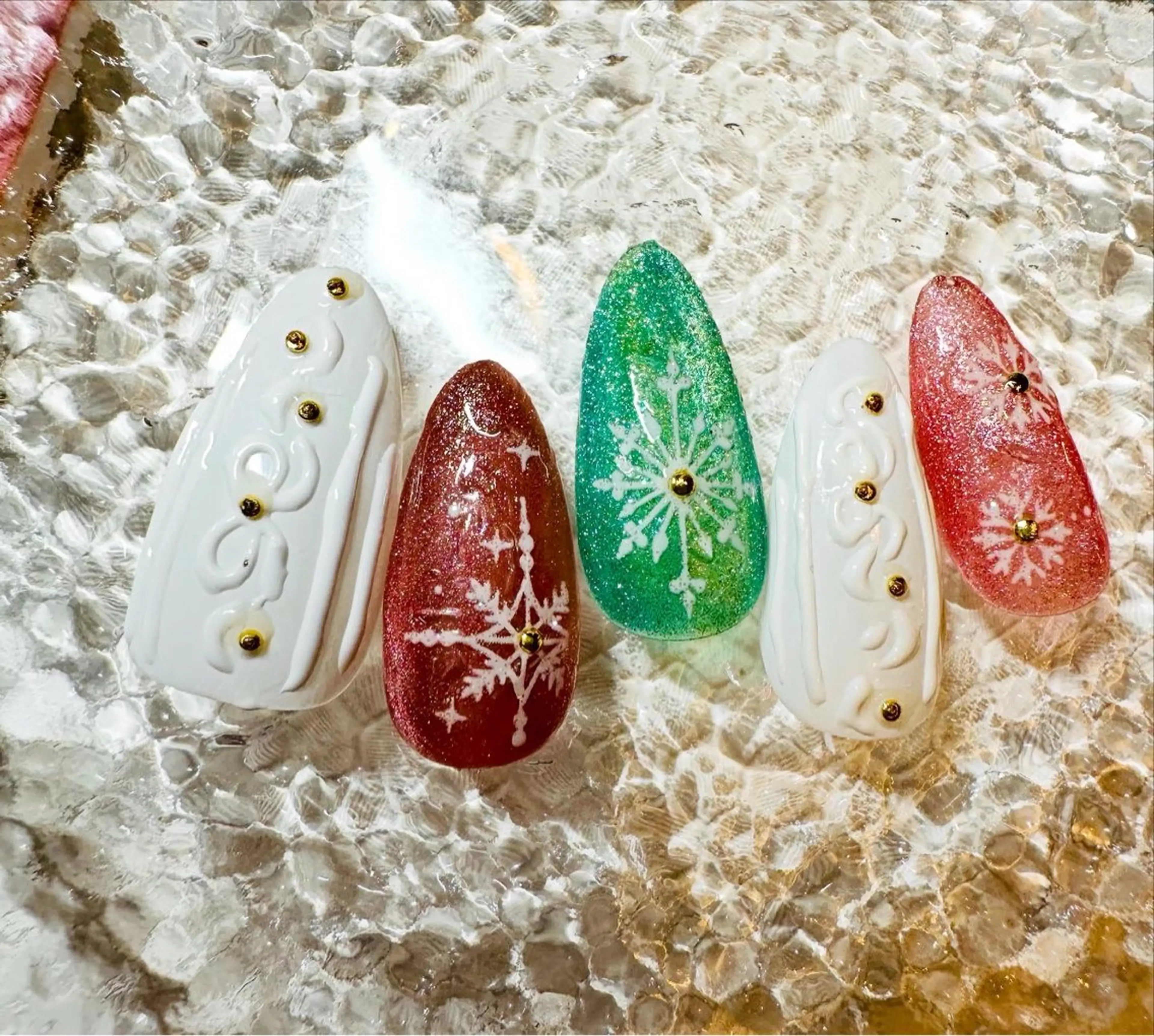 ネイル リボン ストーンネイル 冬ネイル ハンドネイル ネイルサロンエレノア所属・田端 笑理菜のネイルデザイン