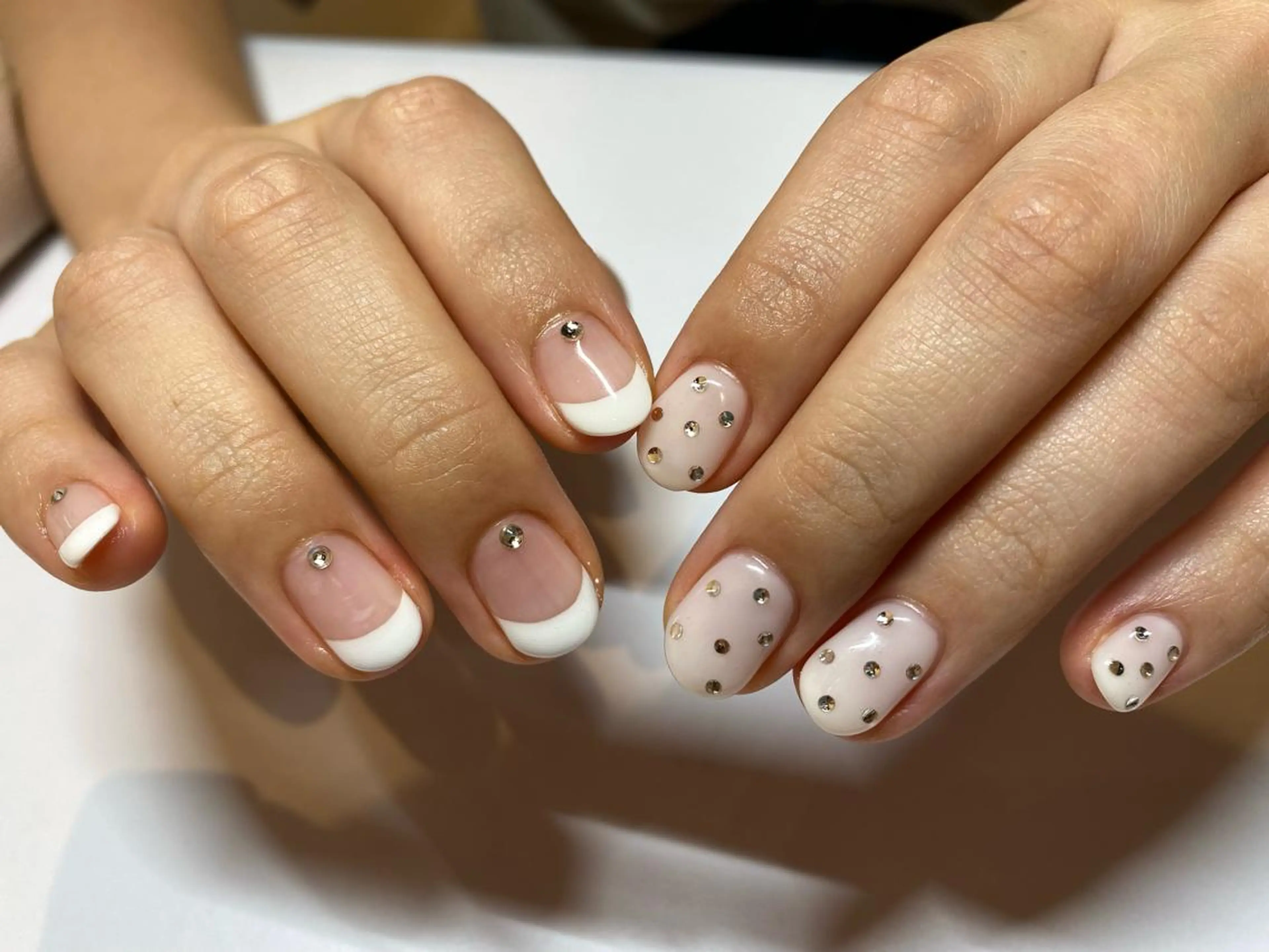 ネイル キラキラネイル ホワイト ハンドネイル 表参道colore所属・表参道colore店 REICAのネイルデザイン