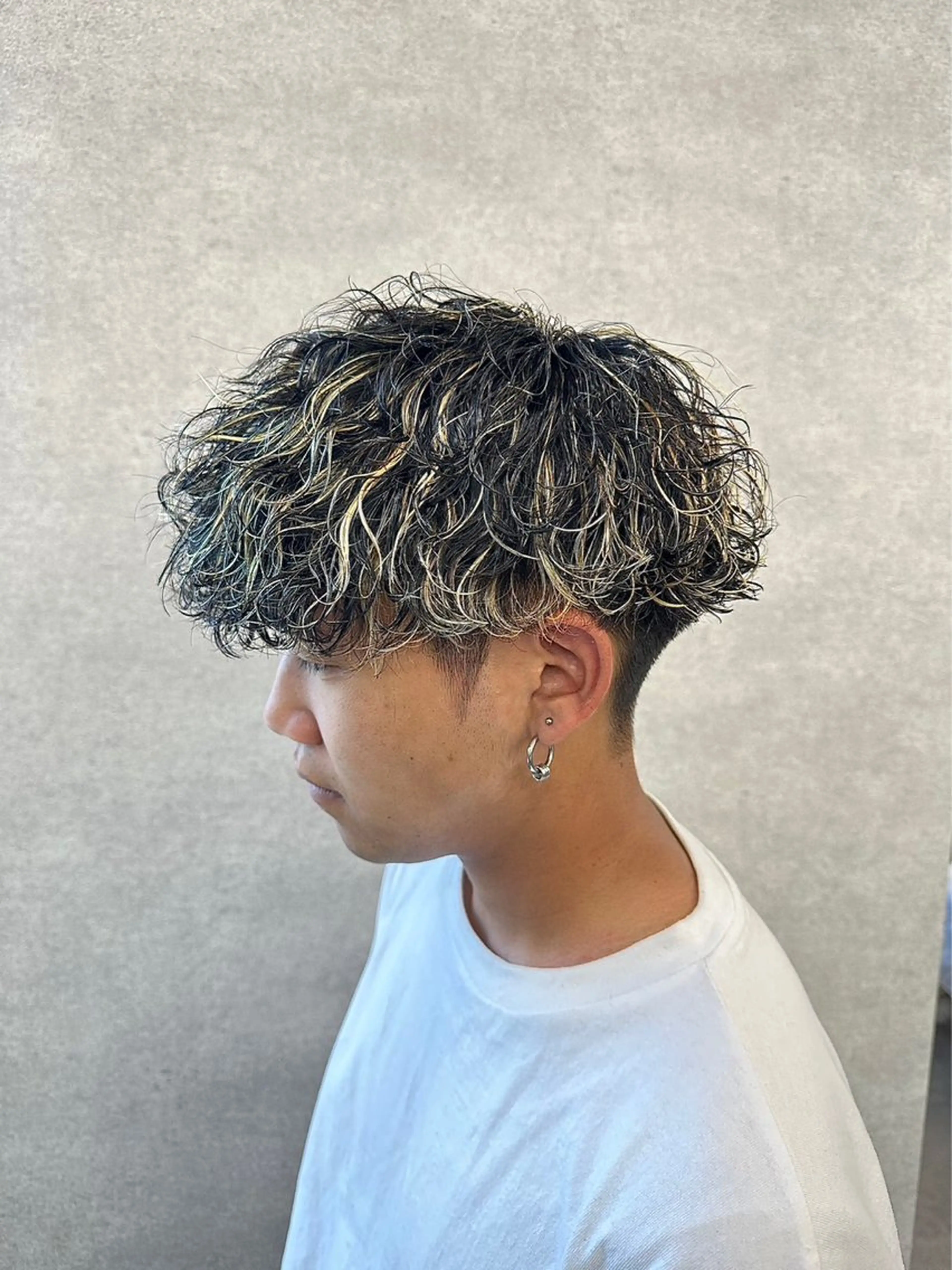 ショート カラー パーマ メンズ メンズハイライト メンズパーマ ハイライトカラー ハイライト カット ヘアカラー パーマ 垢抜けハイトーン☀／ 笑顔の美容師／しゅんのヘアスタイル