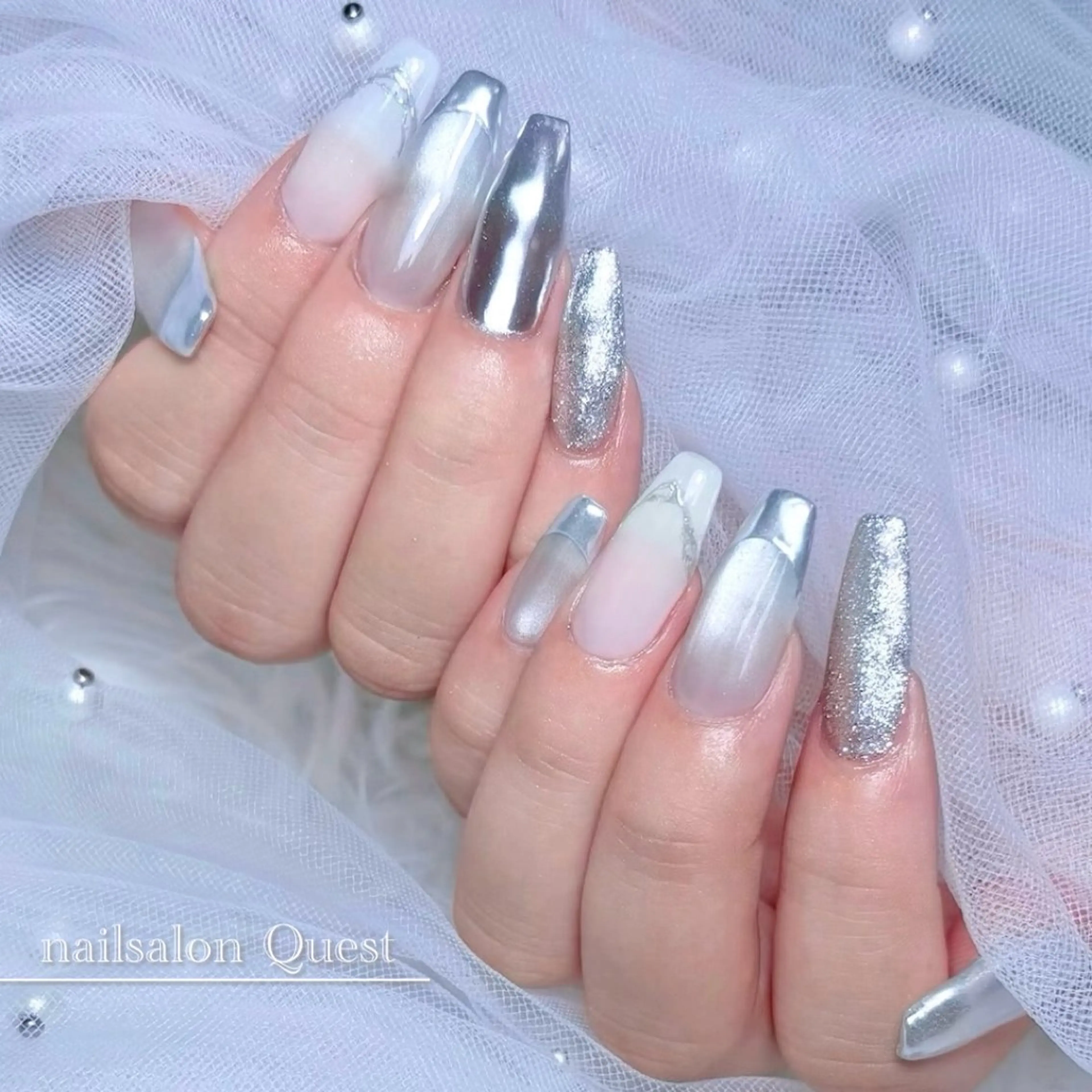 ネイル キラキラネイル ラメ(グリッター) ミラーネイル シルバー ホワイト ハンドネイル nailsalon Questのネイルデザイン