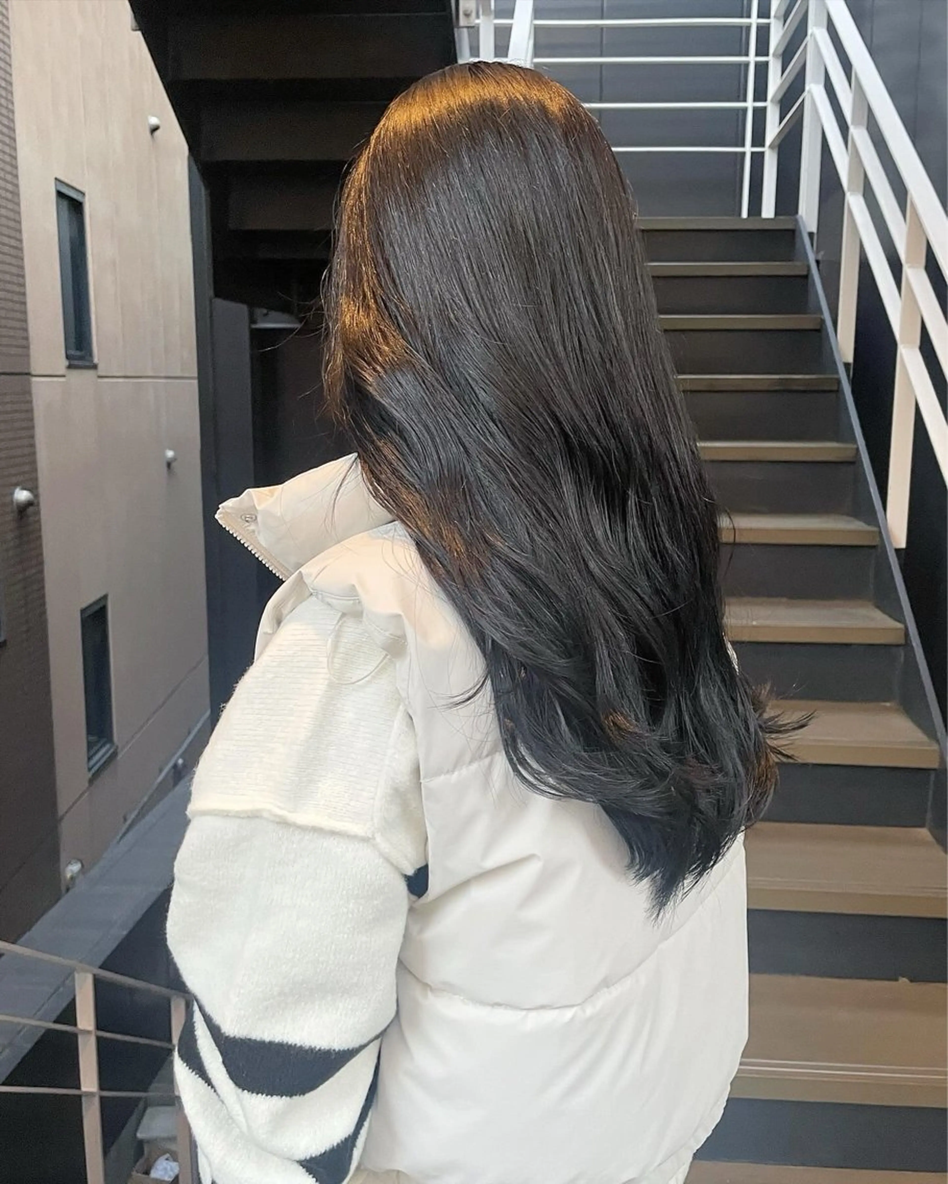 セミロング カラー ヘアアレンジ ヘアカラー トリートメント mika｜ブルーカラ ー｜ハイトーンカラーのヘアスタイル